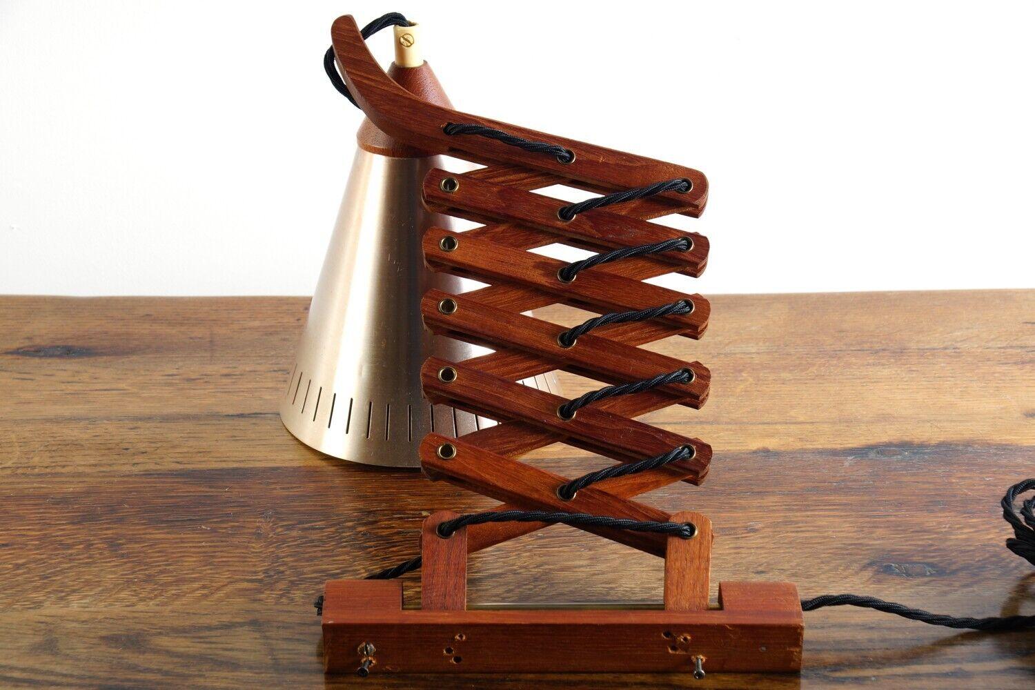 Dänische Scherenlampe aus Teakholz

Dies ist eine Vintage-Scherenlampe aus der Mitte des Jahrhunderts, entworfen von Erik Hansen für Le Klint und hergestellt in Dänemark. 
Sie verfügt über einen Metallschirm und einen aus massivem Teakholz