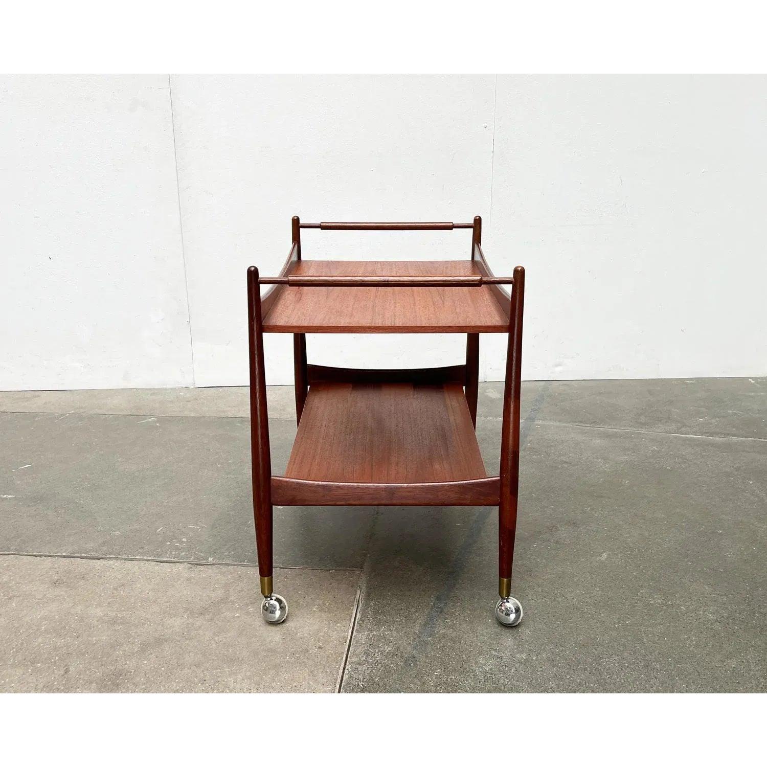 Elegant mid-century serving trolley in teak.The special feature of this cart lies in the fine execution of the solid … Read more Elegant mid-century serving trolley in teak.The special feature of this cart lies in the fine execution of the solid