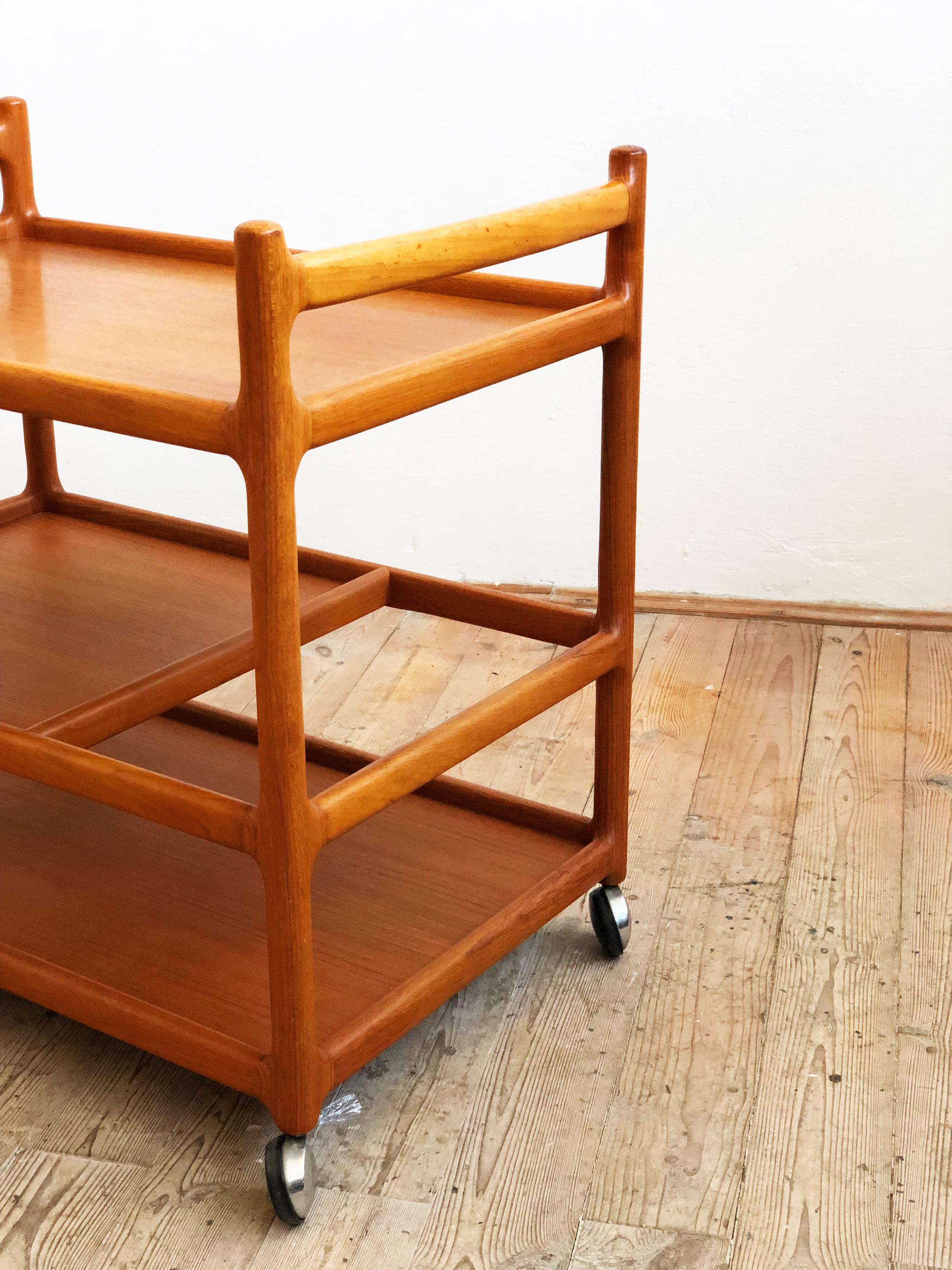 Mid Century Teak Serving Cart or Bar Trolley by Johannes Andersen for Silkeborg In Good Condition For Sale In Munich, Bavaria