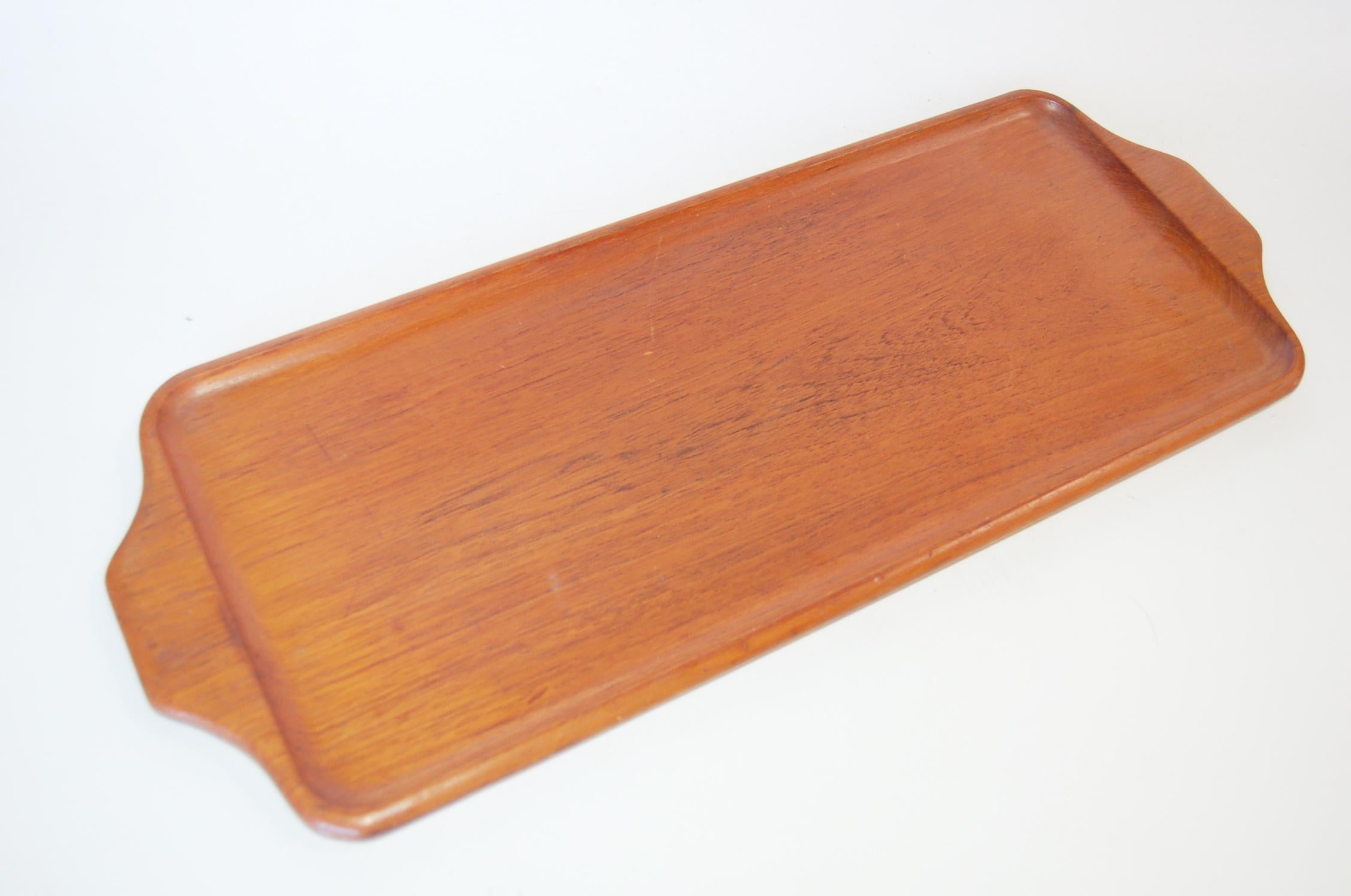 Midcentury rectangular Akta teak serving tray designed by Karl Holmberg AB, made in Götene 

Stamped 170/4. 

Measures: 21 3/4
