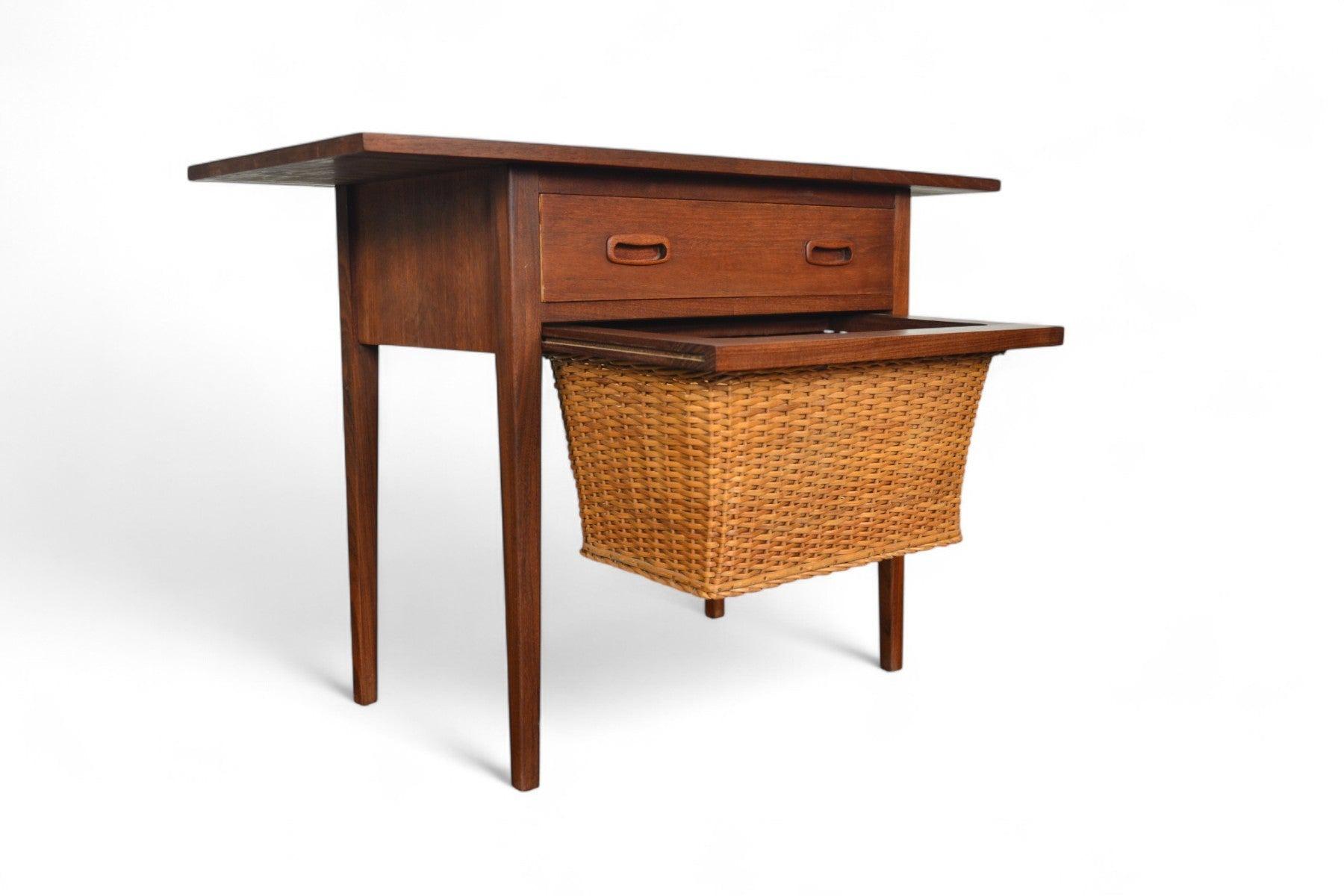 Mesa de costura de teca de mediados de siglo con cesta para hilos de caña en venta 3