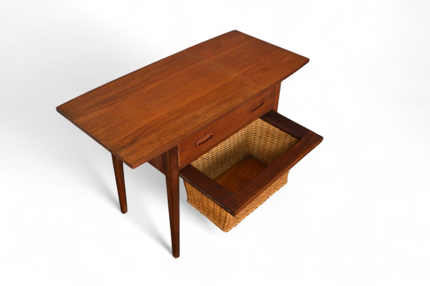 Mesa de costura de teca de mediados de siglo con cesta para hilos de caña en venta 4