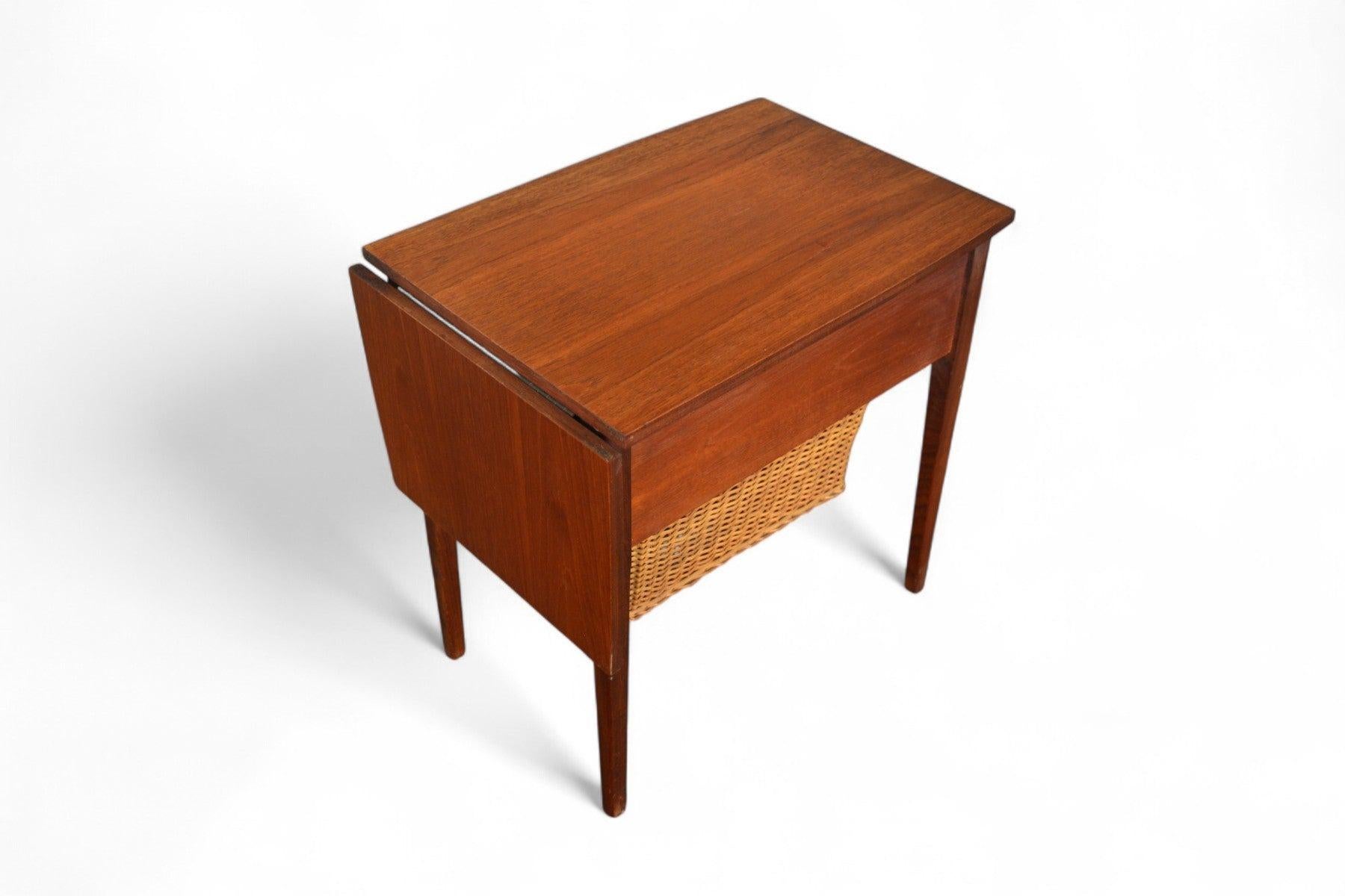 Mesa de costura de teca de mediados de siglo con cesta para hilos de caña en venta 6