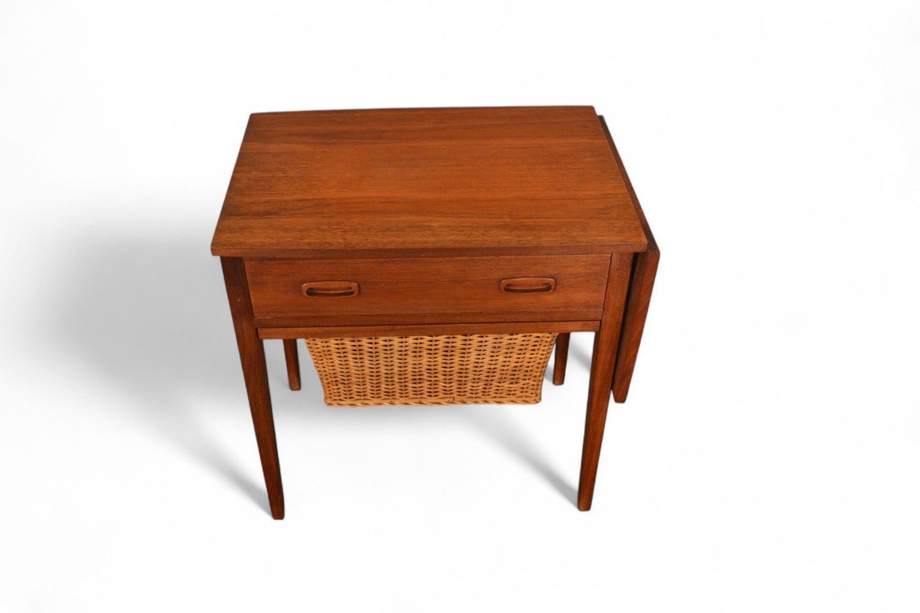 Origen: Inglaterra
Diseñador: Desconocido
Fabricante: Jentique
Época: años 60
Materiales: Teca, Caña
Medidas: 24″ de ancho (arriba abajo), 35,5