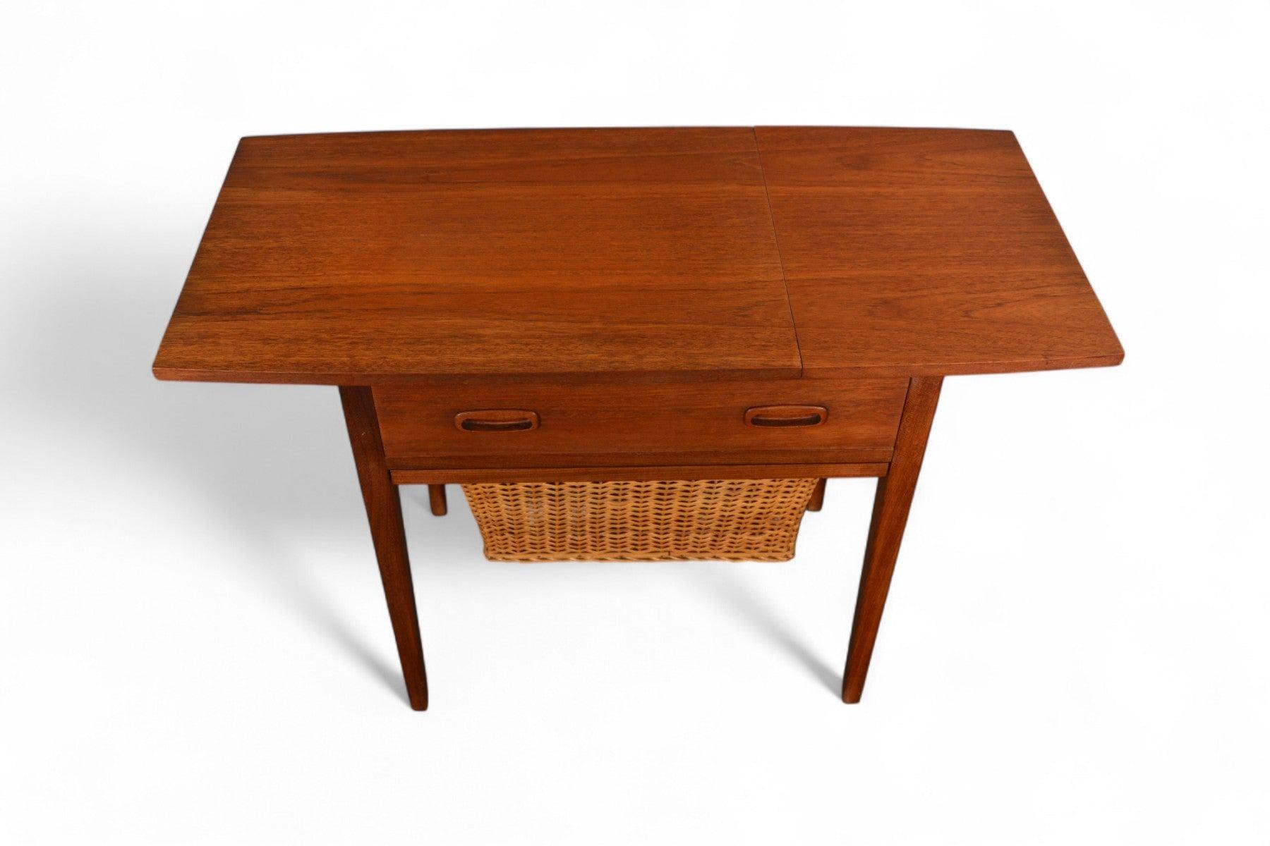 Mesa de costura de teca de mediados de siglo con cesta para hilos de caña Moderno de mediados de siglo en venta