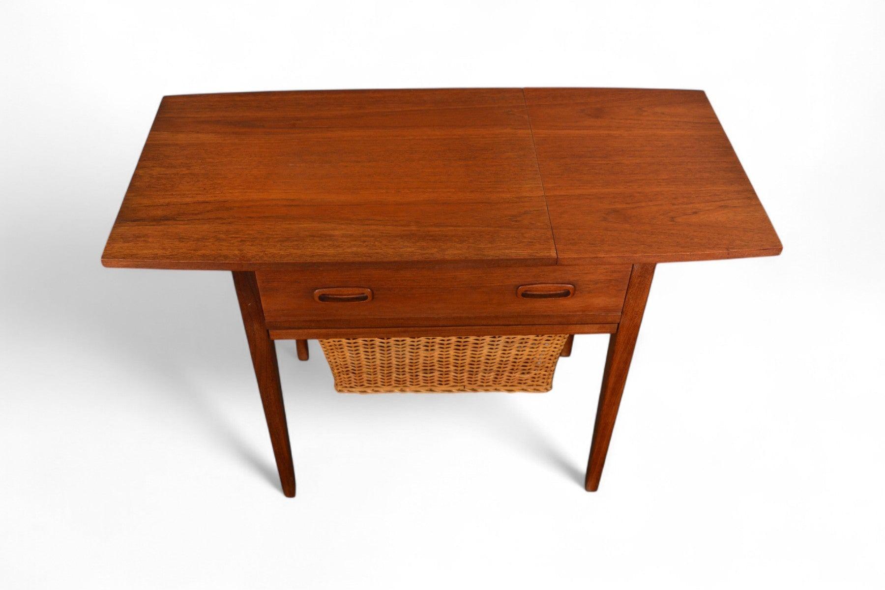 Mesa de costura de teca de mediados de siglo con cesta para hilos de caña Inglés en venta