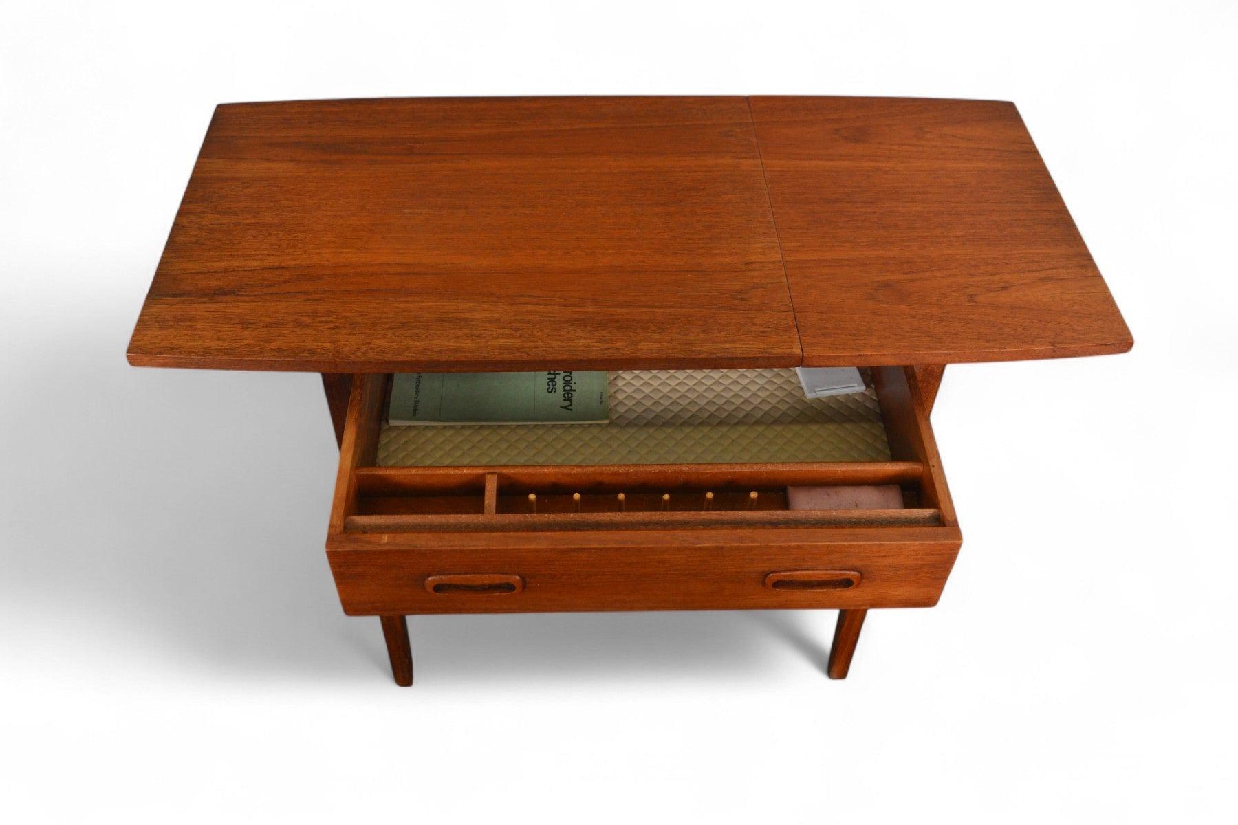 Mesa de costura de teca de mediados de siglo con cesta para hilos de caña en Bueno estado para la venta en Berkeley, CA