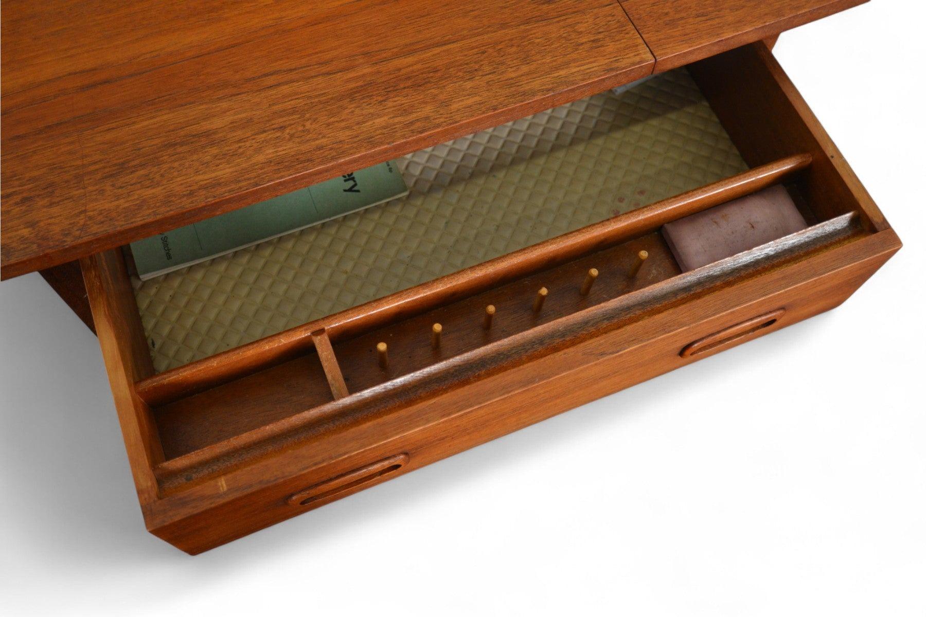Mesa de costura de teca de mediados de siglo con cesta para hilos de caña siglo XX en venta