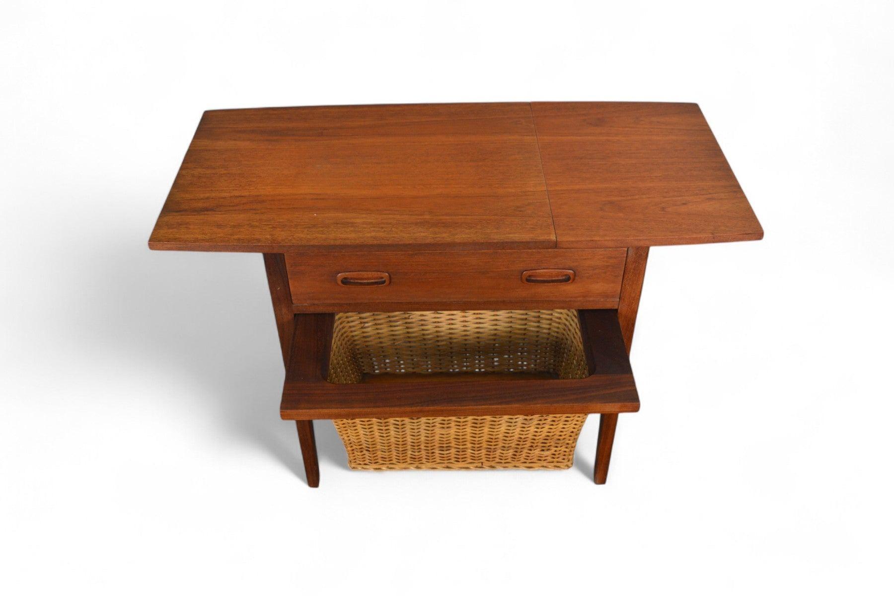 Mesa de costura de teca de mediados de siglo con cesta para hilos de caña Caña en venta
