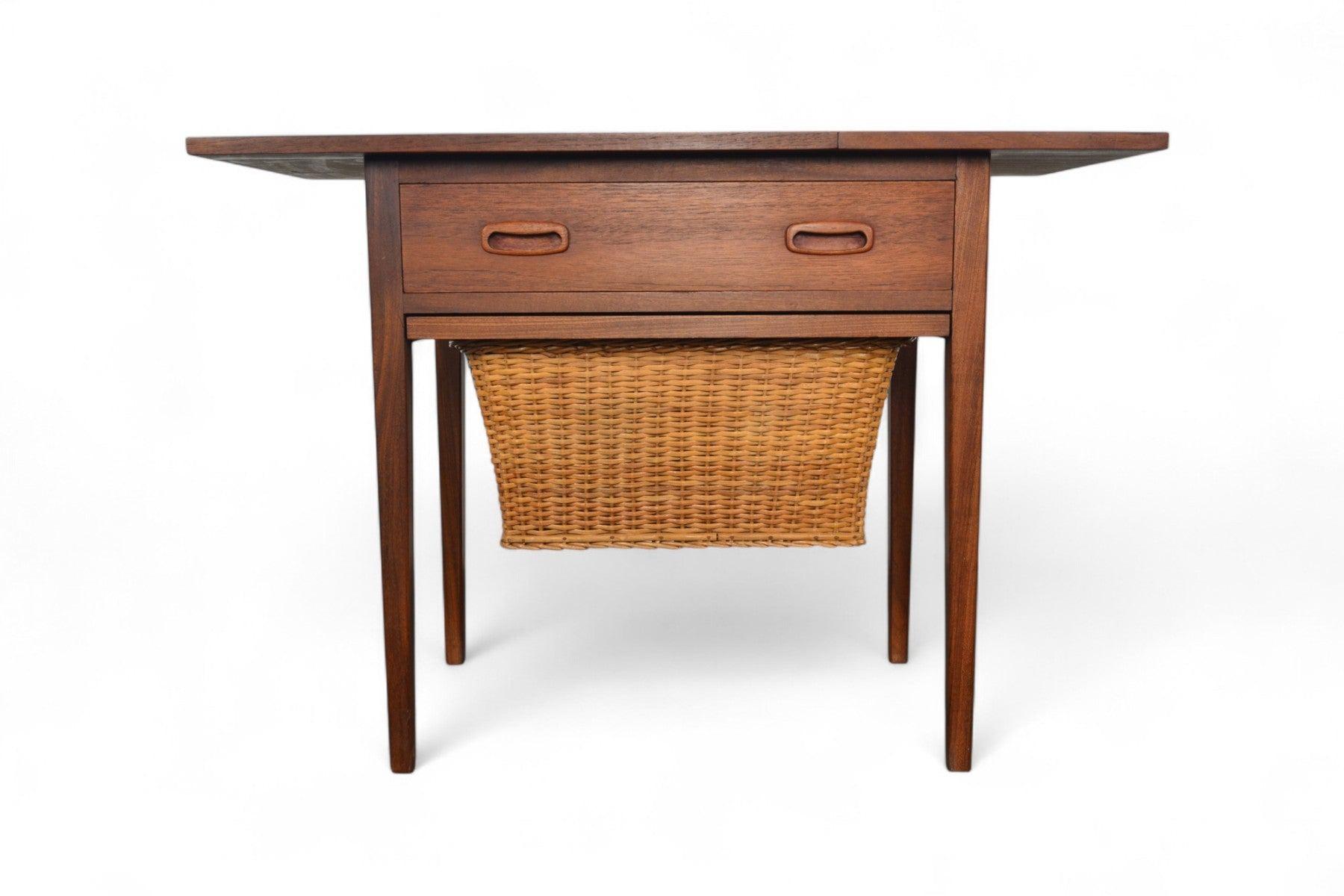 Mesa de costura de teca de mediados de siglo con cesta para hilos de caña en venta 1