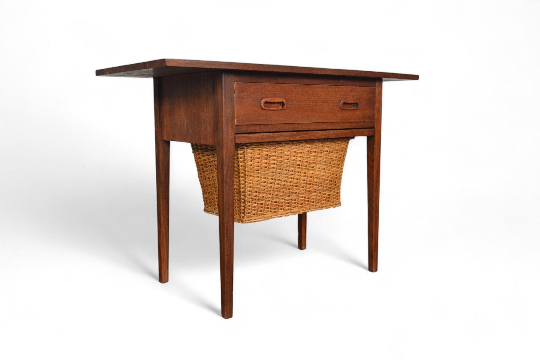 Mesa de costura de teca de mediados de siglo con cesta para hilos de caña en venta 2