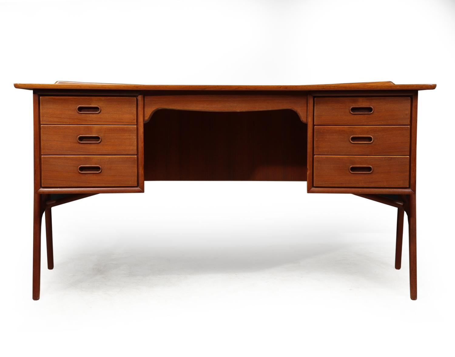 midcentury Teak SH 180 Desk by Svend Madsen, circa 1950
Svend Aage Madsen designed this teak desk, model SH 180, for Sigurd Hansen Møbelfabrik in the early 1960s. The curved case sits on a sculpted frame with contrasting solid Teak sculpted legs.