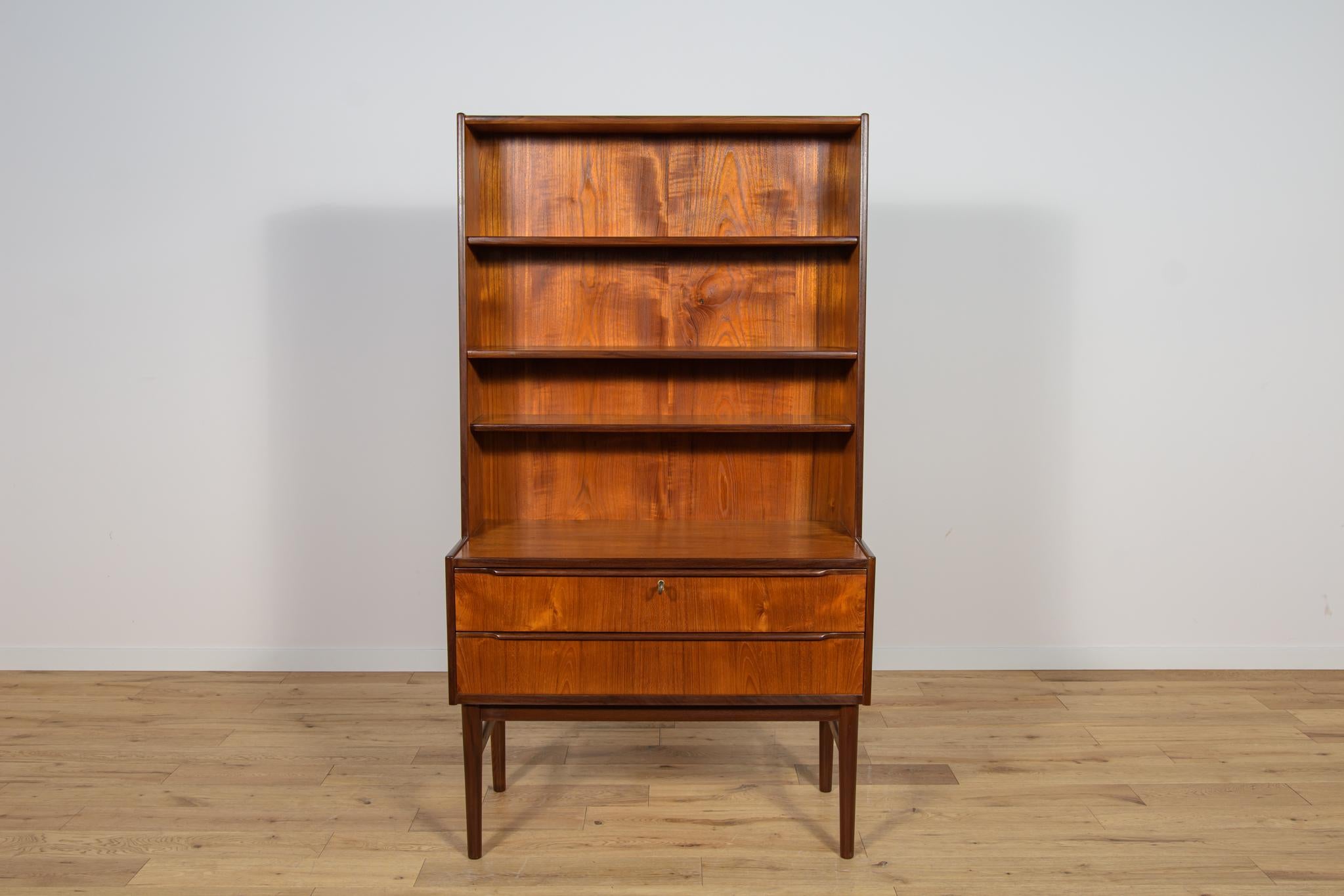 Mensola in legno di teak realizzata a Wood negli anni '60. Nella parte superiore ci sono quattro ripiani aperti, mentre nella parte inferiore ci sono due cassetti con maniglie profilate. I mobili sono stati completamente rinnovati, puliti dalle