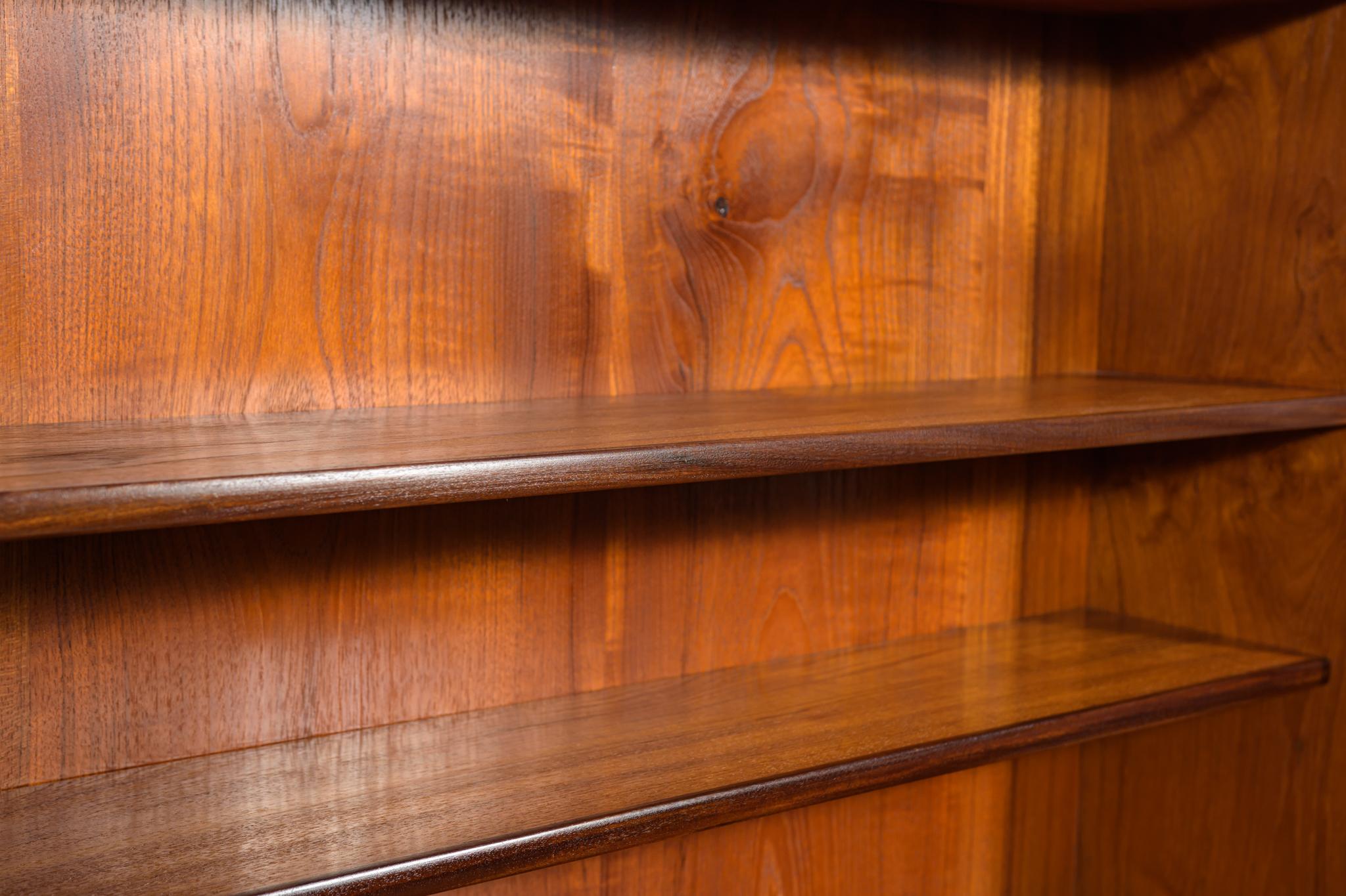 Scaffale in teak di metà secolo, Danimarca, anni '70 in vendita 1