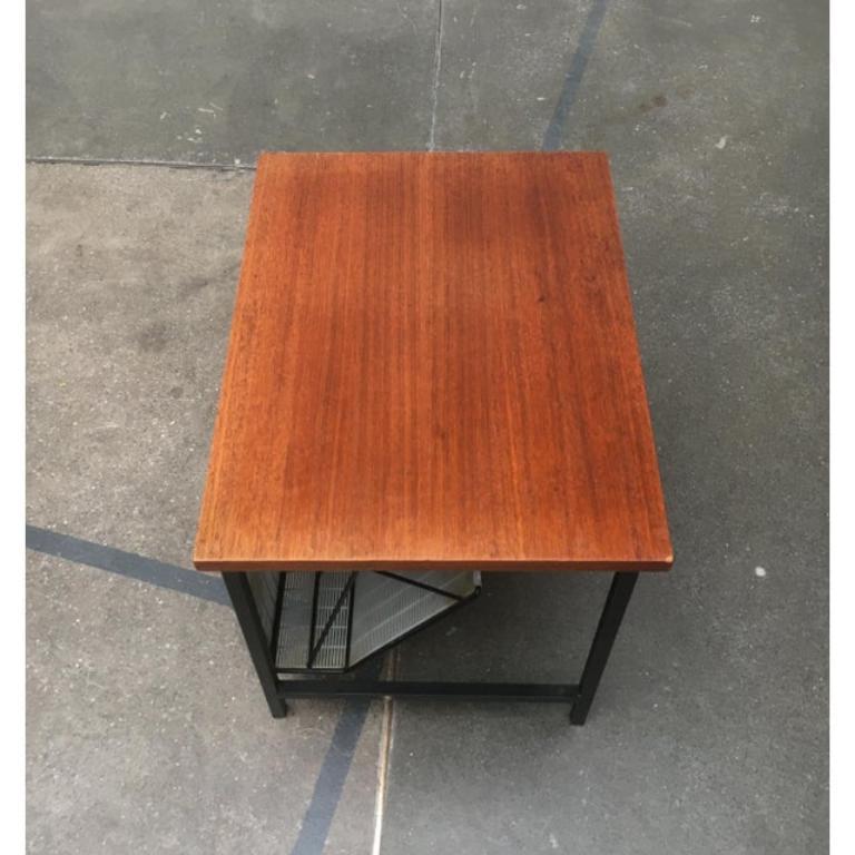 Table d'appoint en teck du milieu du siècle avec porte-revues en vente 4
