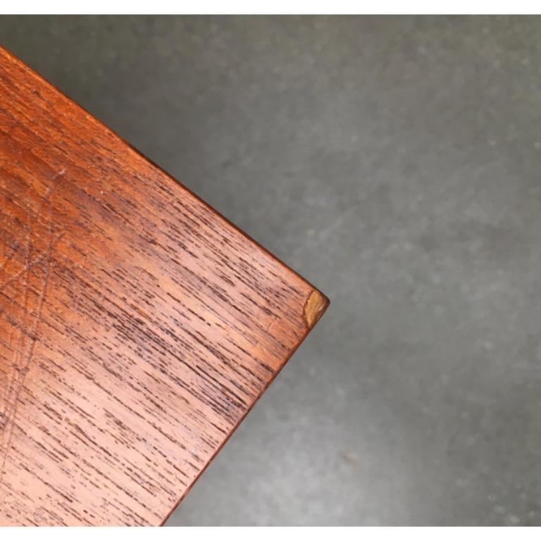 Table d'appoint en teck du milieu du siècle avec porte-revues en vente 5