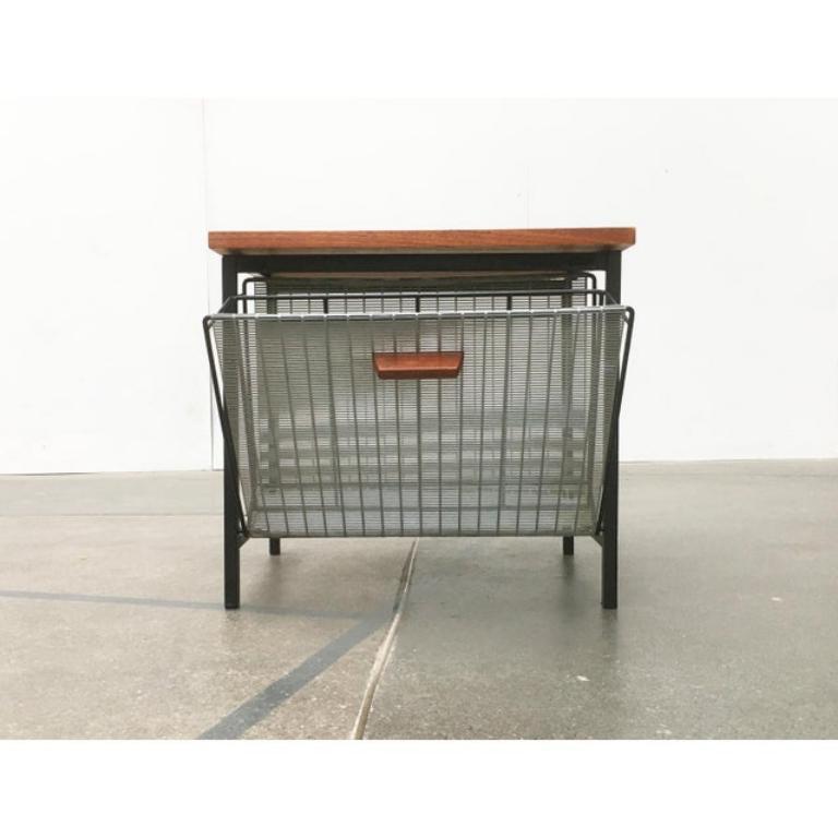 Mid-Century Modern Table d'appoint en teck du milieu du siècle avec porte-revues en vente