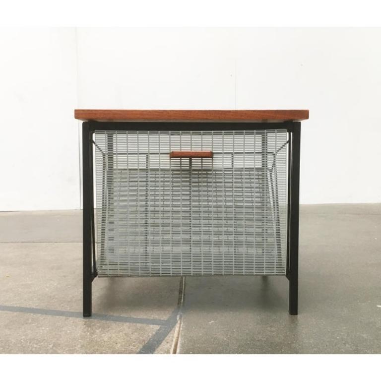 Table d'appoint en teck du milieu du siècle avec porte-revues Bon état - En vente à Hamburg, DE
