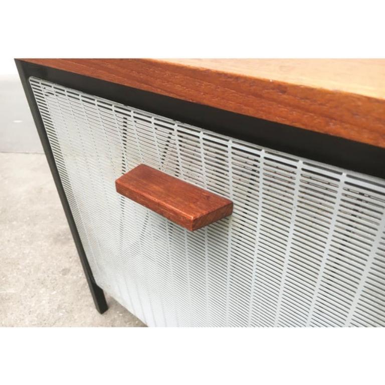 20ième siècle Table d'appoint en teck du milieu du siècle avec porte-revues en vente