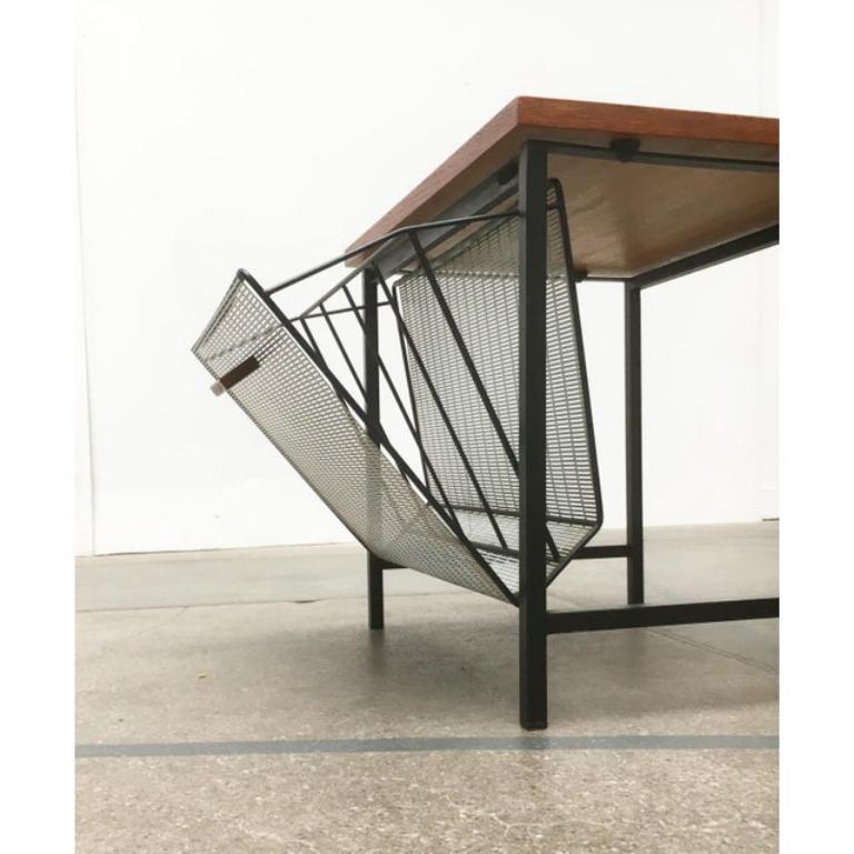 Métal Table d'appoint en teck du milieu du siècle avec porte-revues en vente