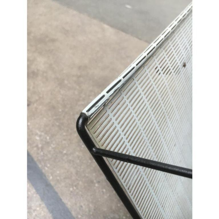 Table d'appoint en teck du milieu du siècle avec porte-revues en vente 1