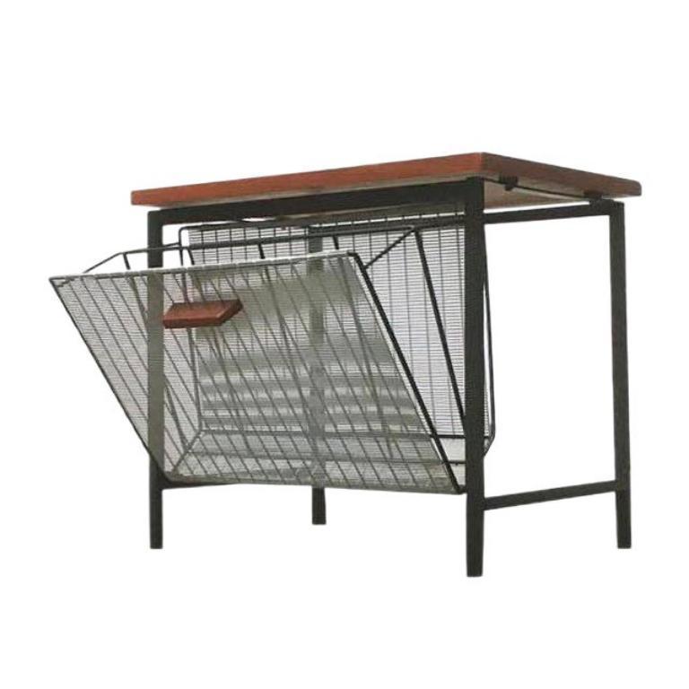 Table d'appoint en teck du milieu du siècle avec porte-revues