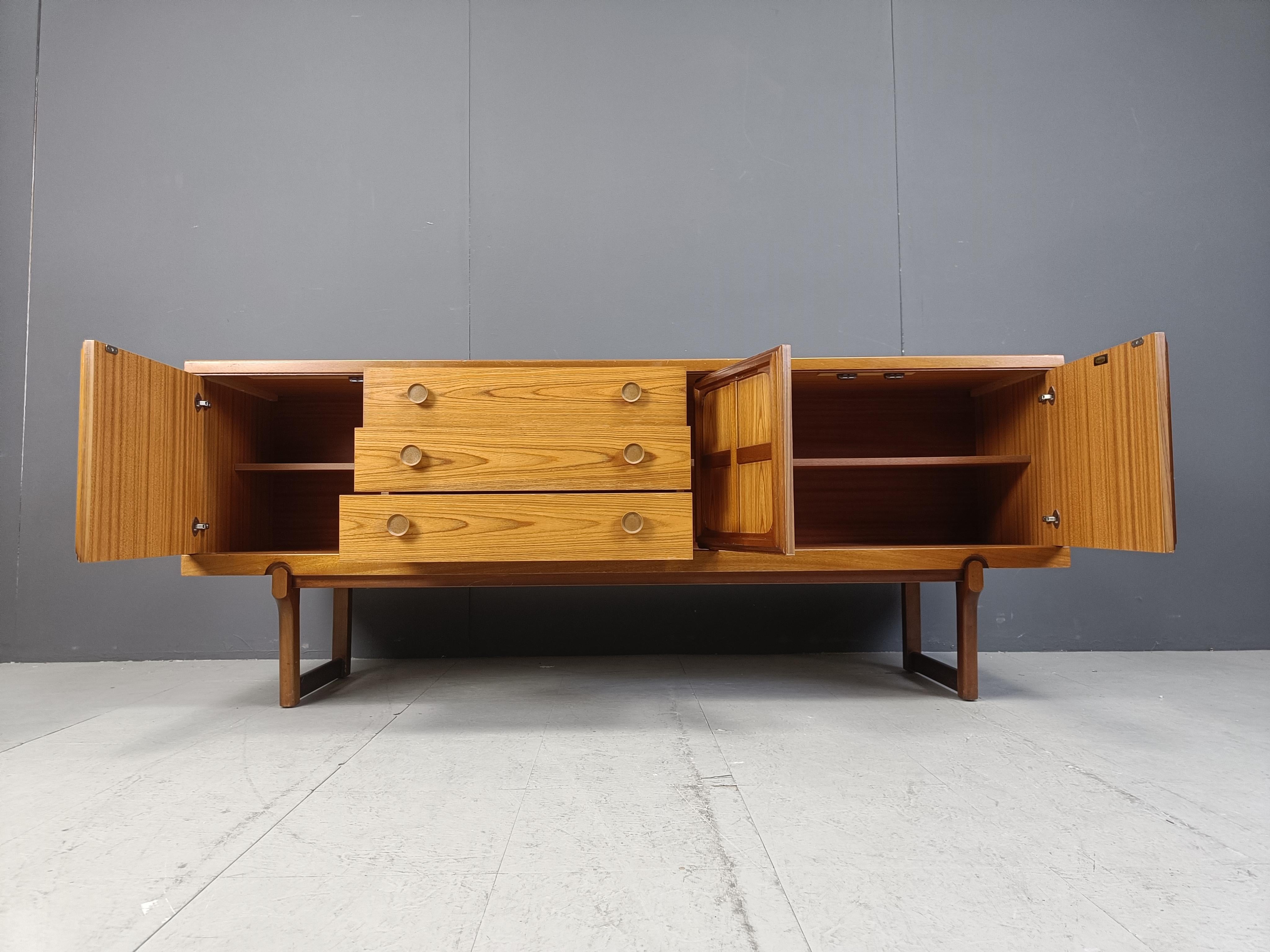 Credenza di metà secolo in teak di Beautility, anni '60 in vendita 4