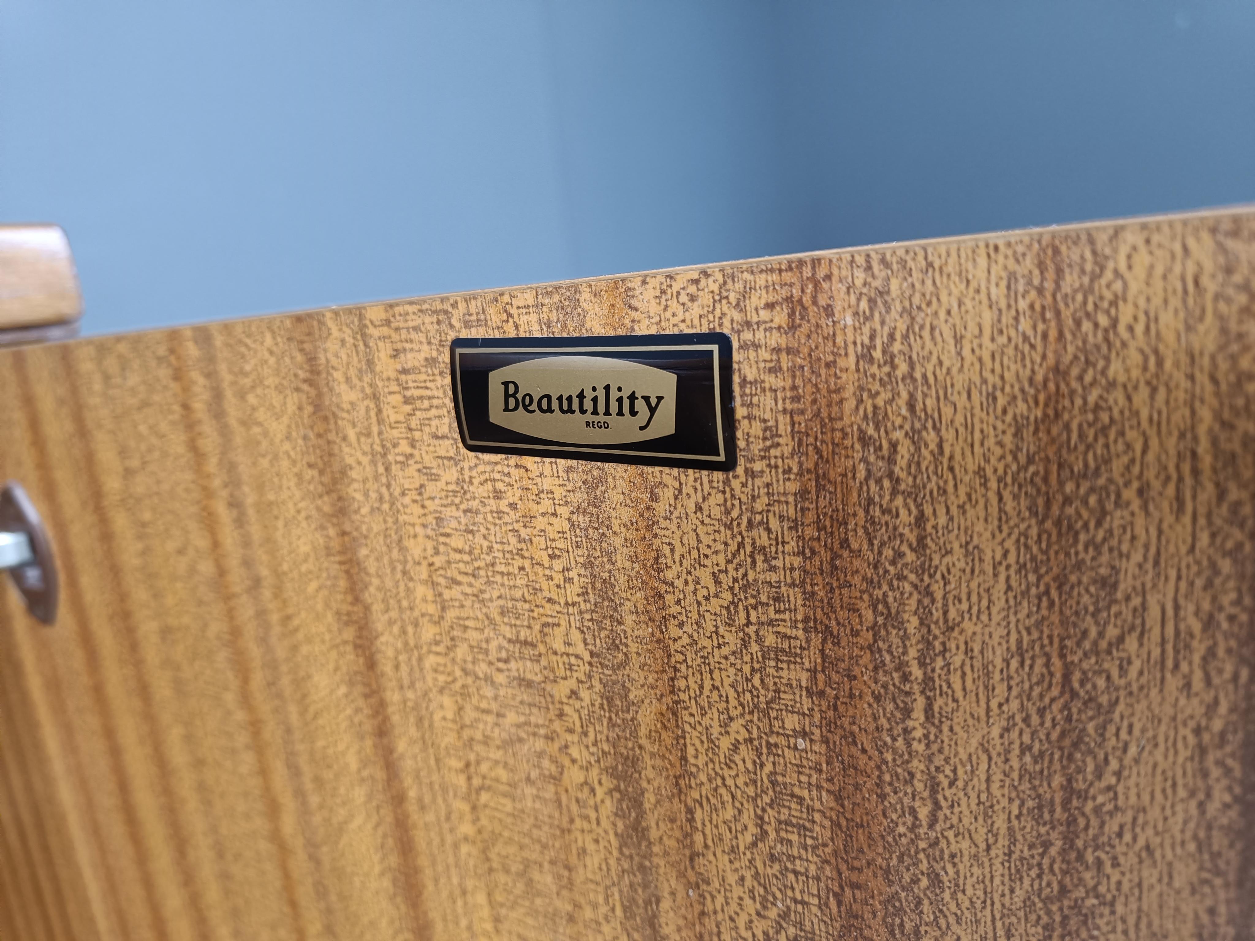Bellissima credenza rustica di metà secolo dell'azienda britannica 