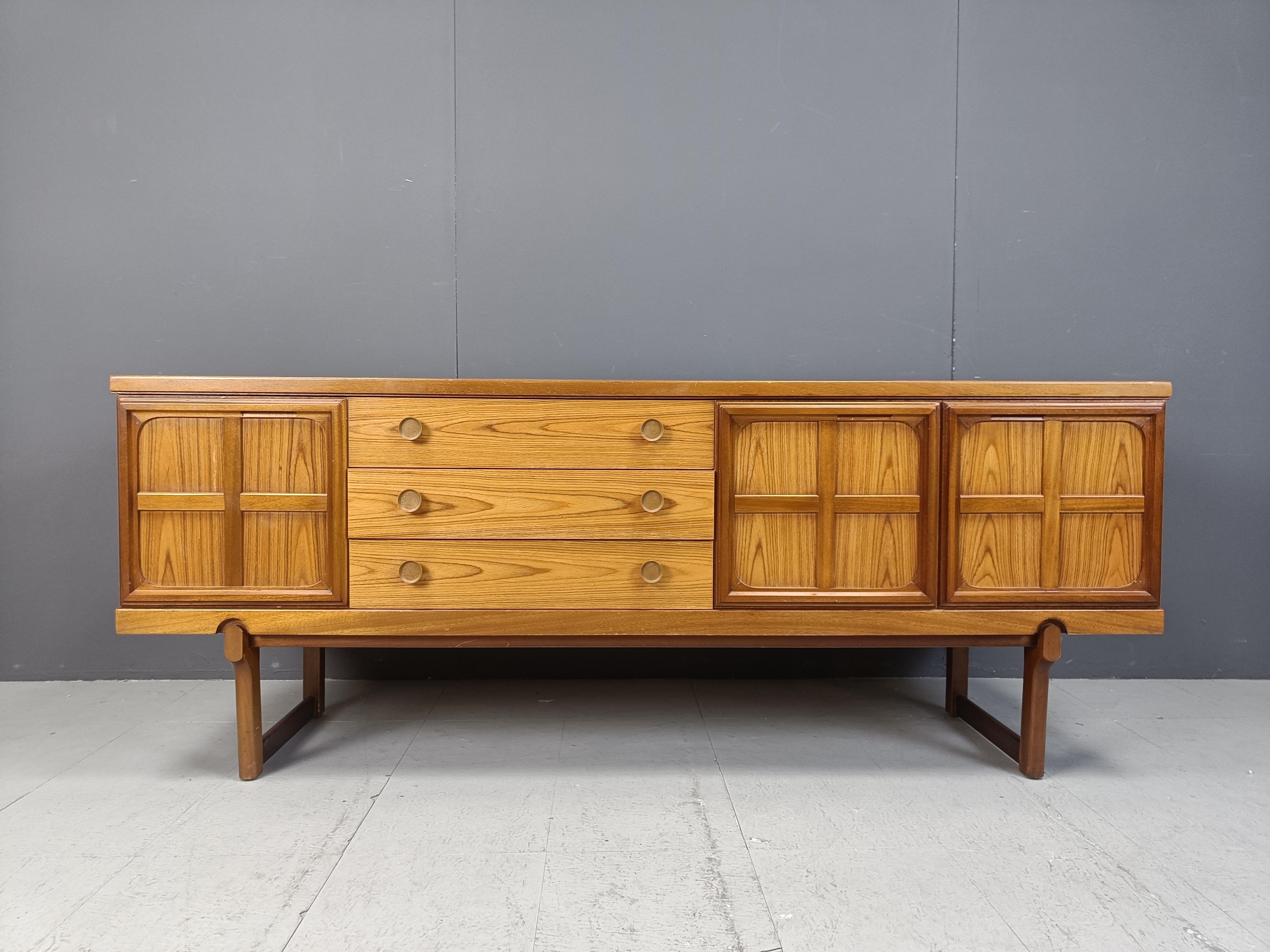 Credenza di metà secolo in teak di Beautility, anni '60 In condizioni buone in vendita a Leuven, Vlaams Gewest