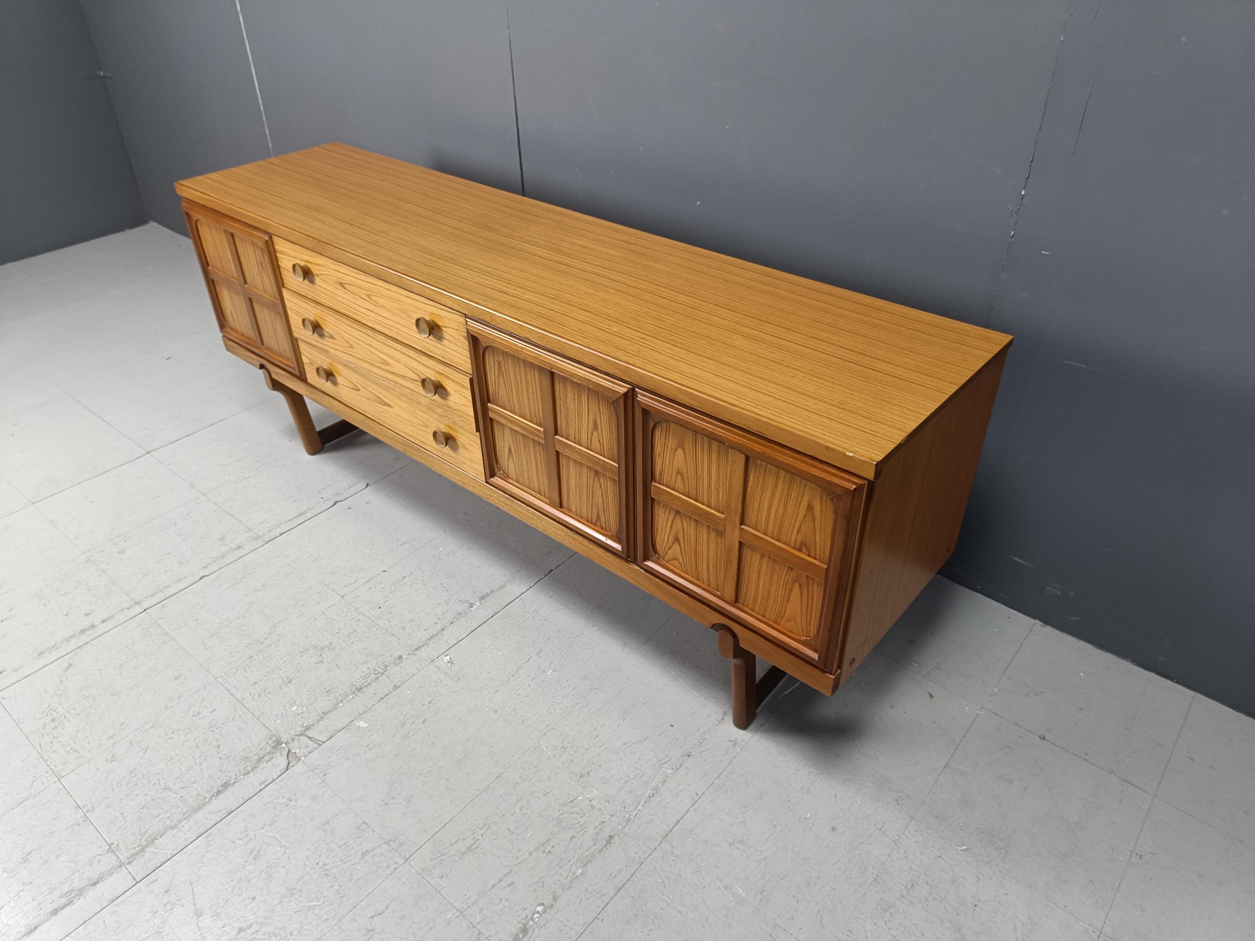 Credenza di metà secolo in teak di Beautility, anni '60 in vendita 2