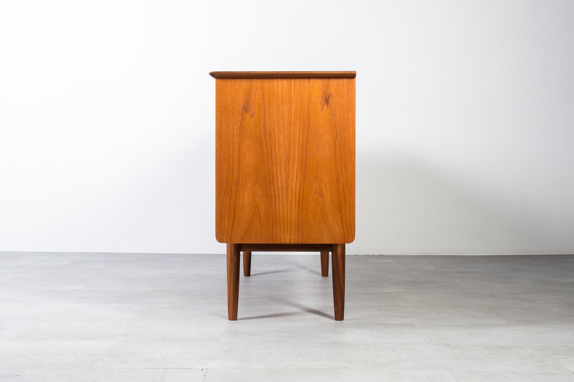Credenza in teak di metà secolo di Brødrene Sørheim, Norvegia, anni '60 in vendita 8