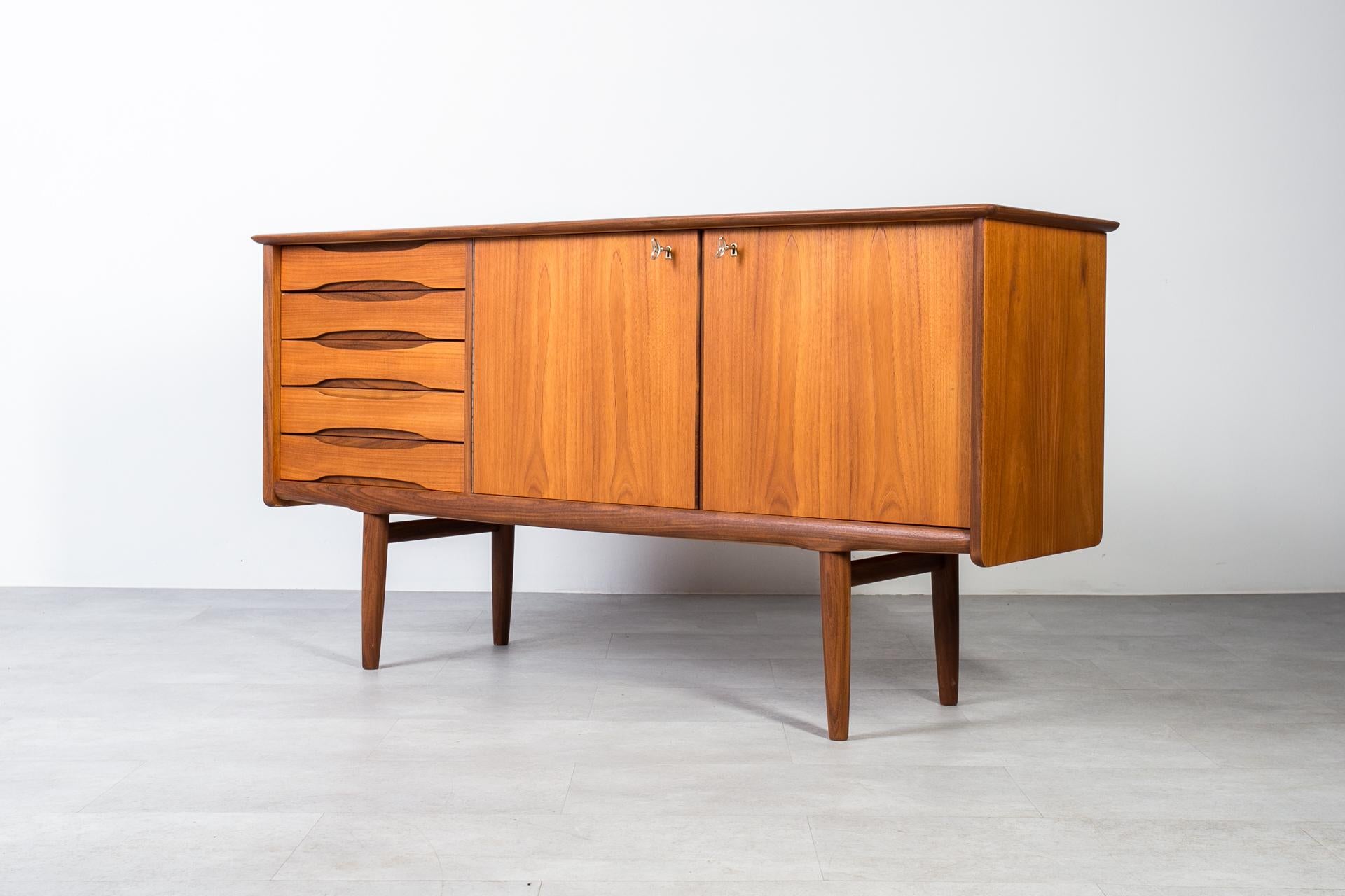 Eleganza della credenza scandinava realizzata negli anni '60 dalla Brødrene Sørheim Møbelfabrikk, Norvegia, attribuita ad Arnt Sørheim.
Realizzato in legno di teak dalle bellissime venature, questo pezzo esemplifica la raffinata estetica moderna
