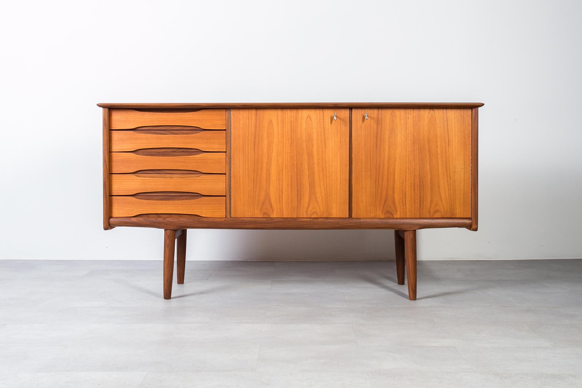 Scandinavo moderno Credenza in teak di metà secolo di Brødrene Sørheim, Norvegia, anni '60 in vendita