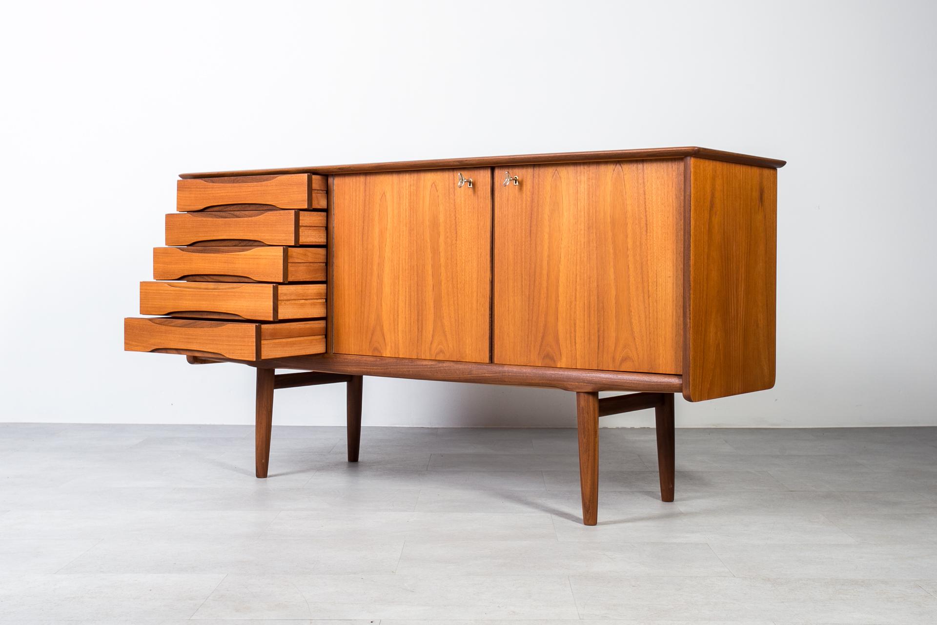 A olio Credenza in teak di metà secolo di Brødrene Sørheim, Norvegia, anni '60 in vendita