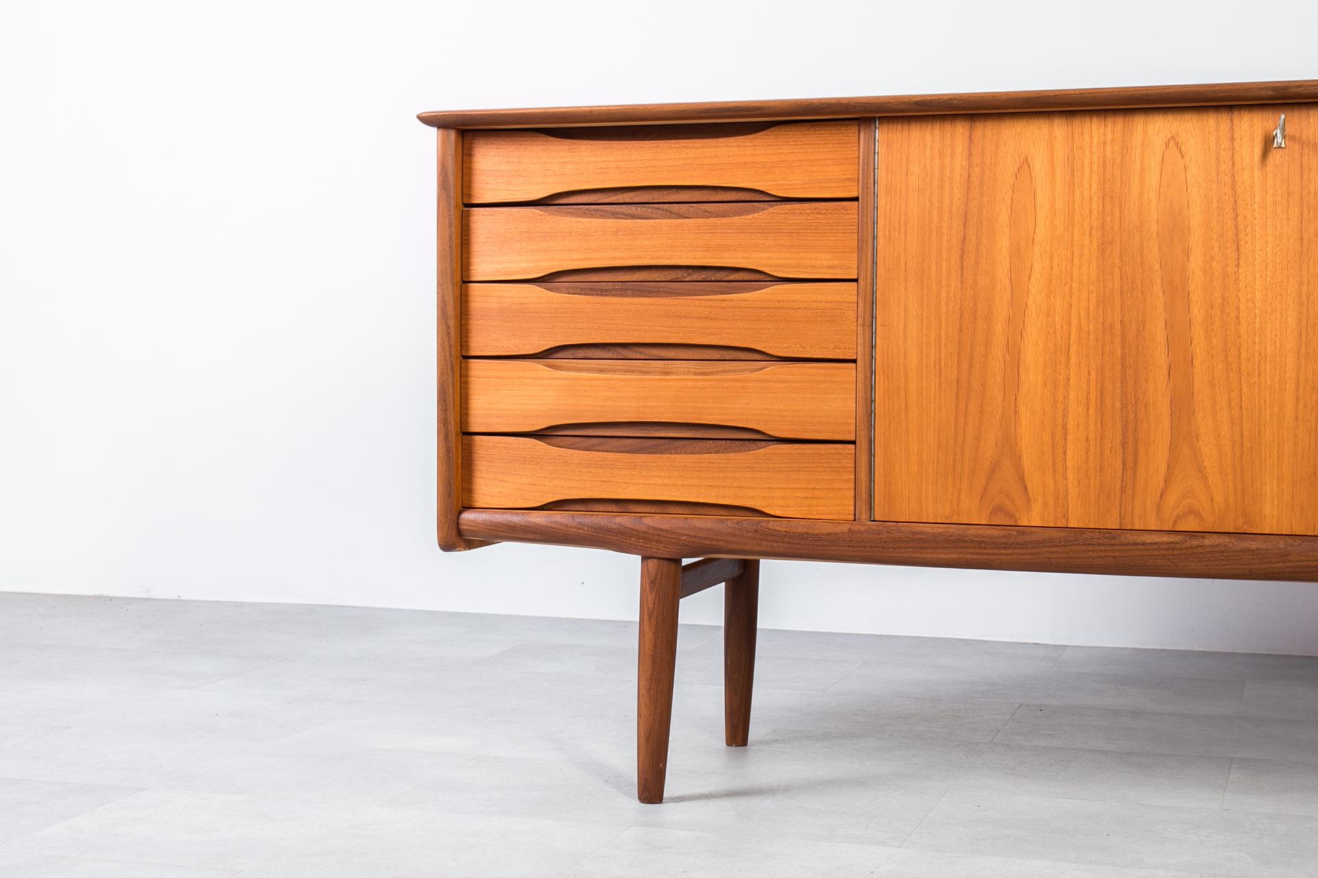 Credenza in teak di metà secolo di Brødrene Sørheim, Norvegia, anni '60 In condizioni buone in vendita a Wrocław, Poland