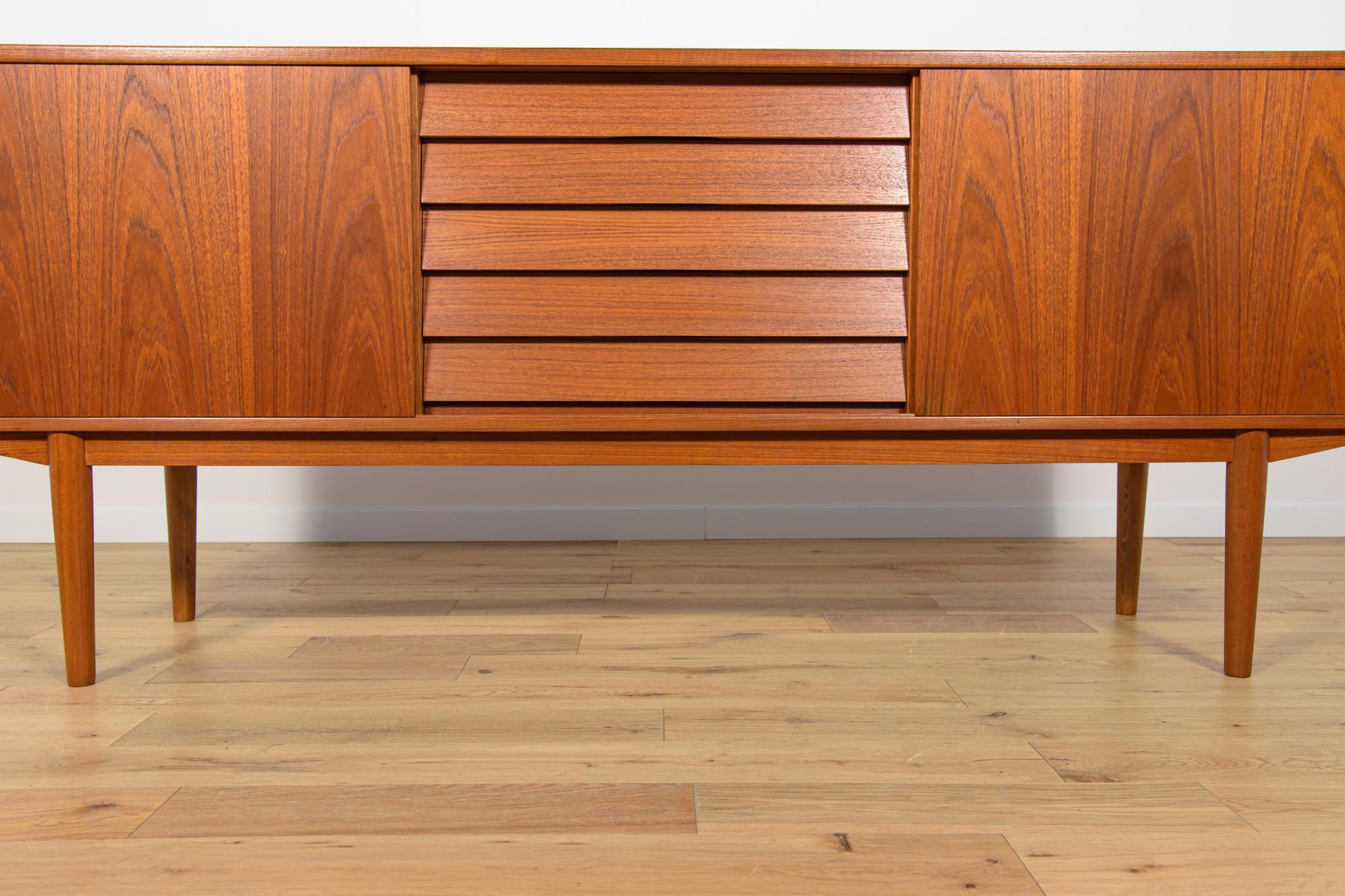 Credenza in teak di metà secolo di Nils Jonsson per Hugo Troeds, Svezia, anni '60 in vendita 4