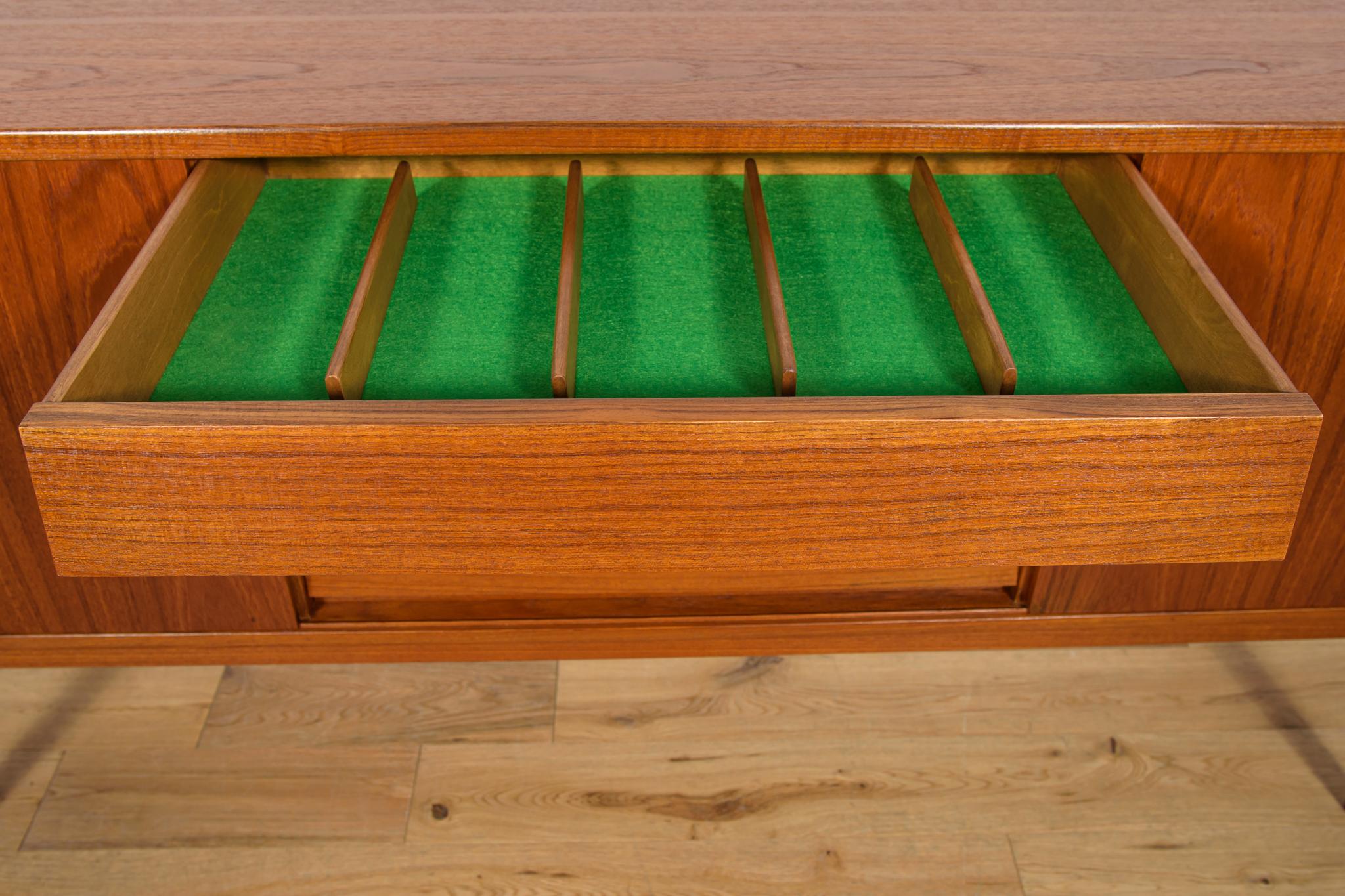 Credenza in teak di metà secolo di Nils Jonsson per Hugo Troeds, Svezia, anni '60 in vendita 6