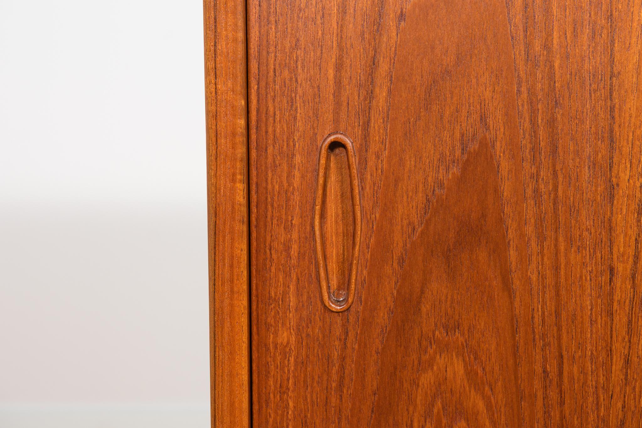 Credenza in teak di metà secolo di Nils Jonsson per Hugo Troeds, Svezia, anni '60 in vendita 8