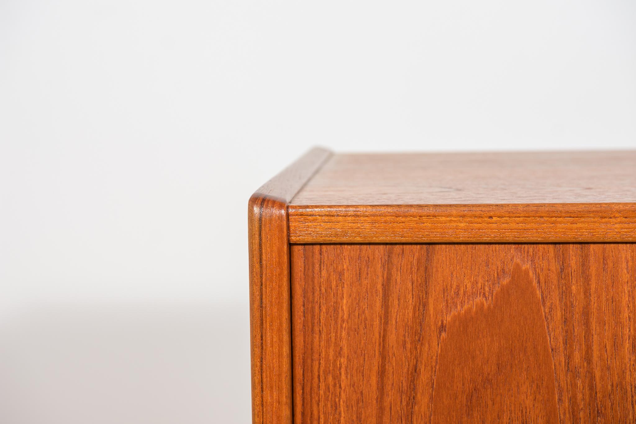 Credenza in teak di metà secolo di Nils Jonsson per Hugo Troeds, Svezia, anni '60 in vendita 9
