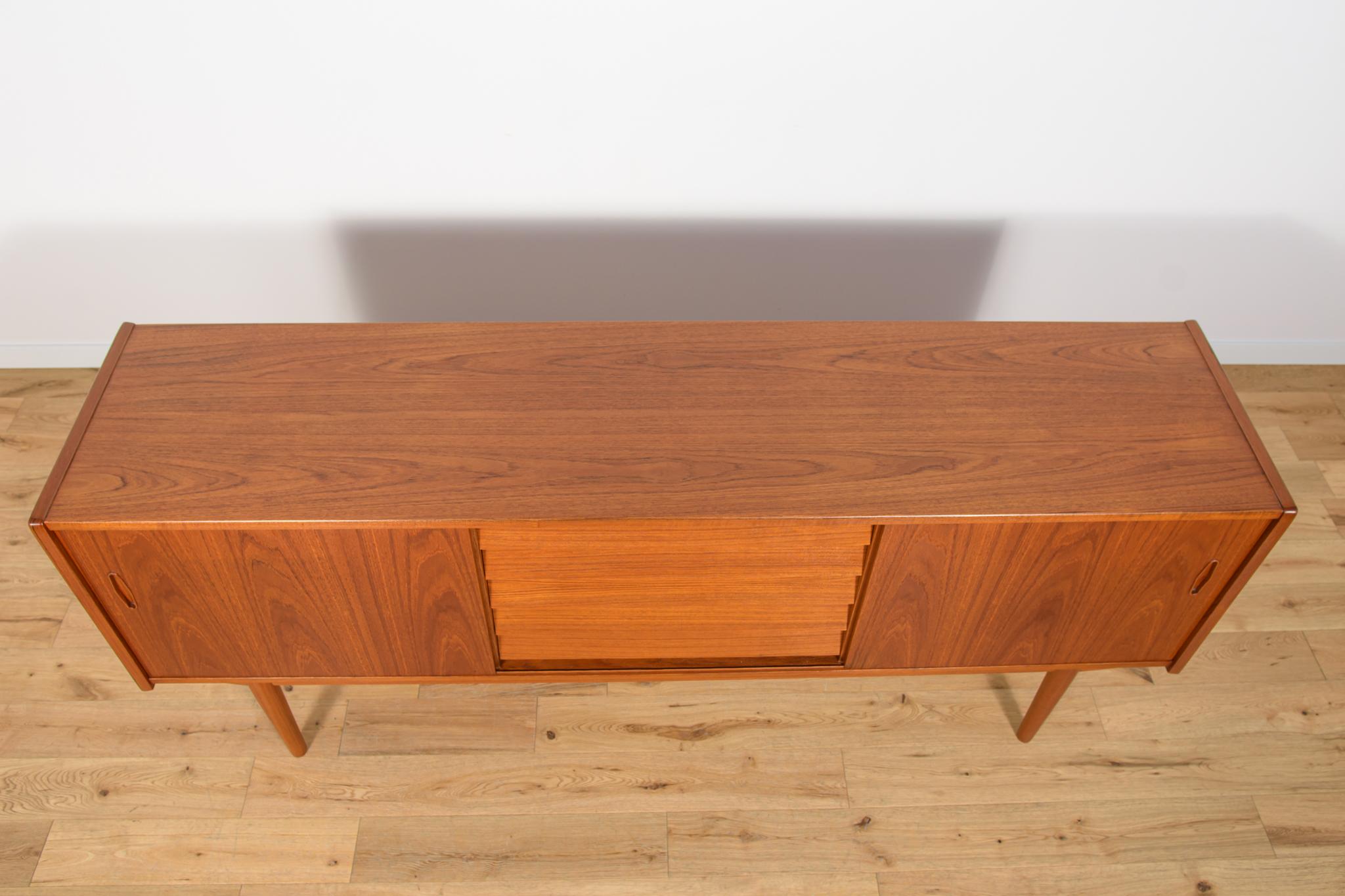Svedese Credenza in teak di metà secolo di Nils Jonsson per Hugo Troeds, Svezia, anni '60 in vendita