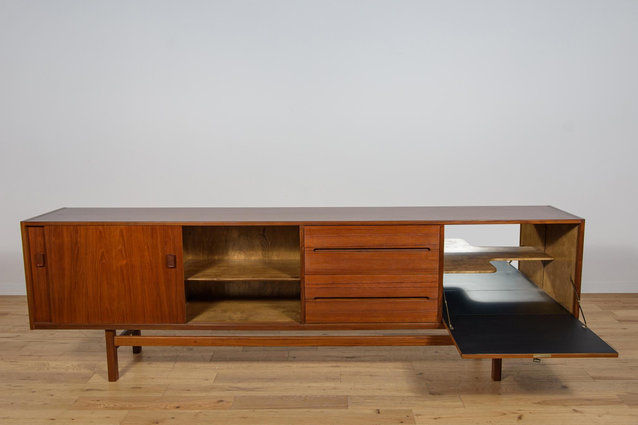 Mid-Century Teak Sideboard by Nils Jonsson for Hugo Troeds, Sweden, 1960s For Sale 1