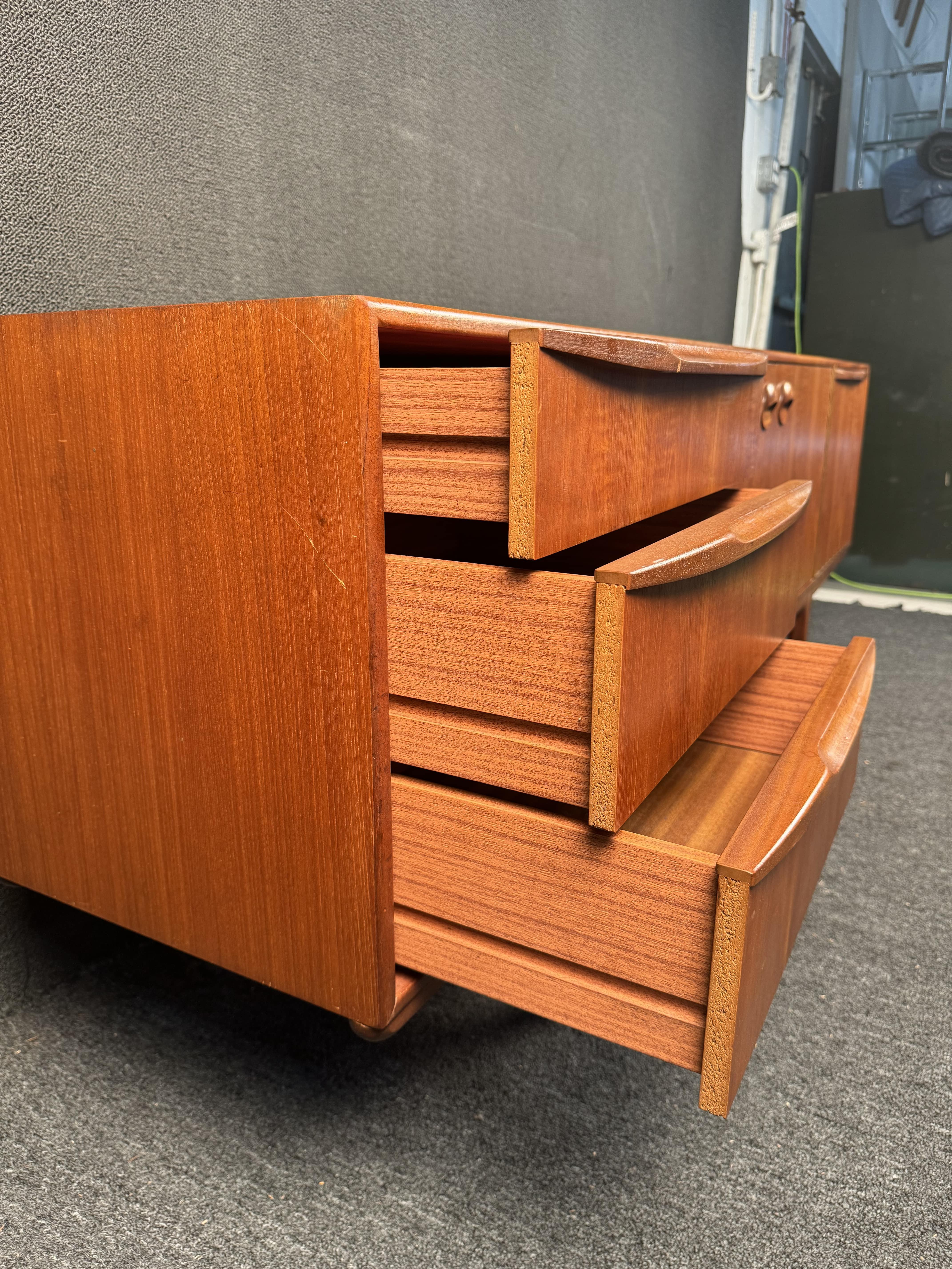 Credenza in teak di metà secolo di Tom Robertson per McIntosh in vendita 3
