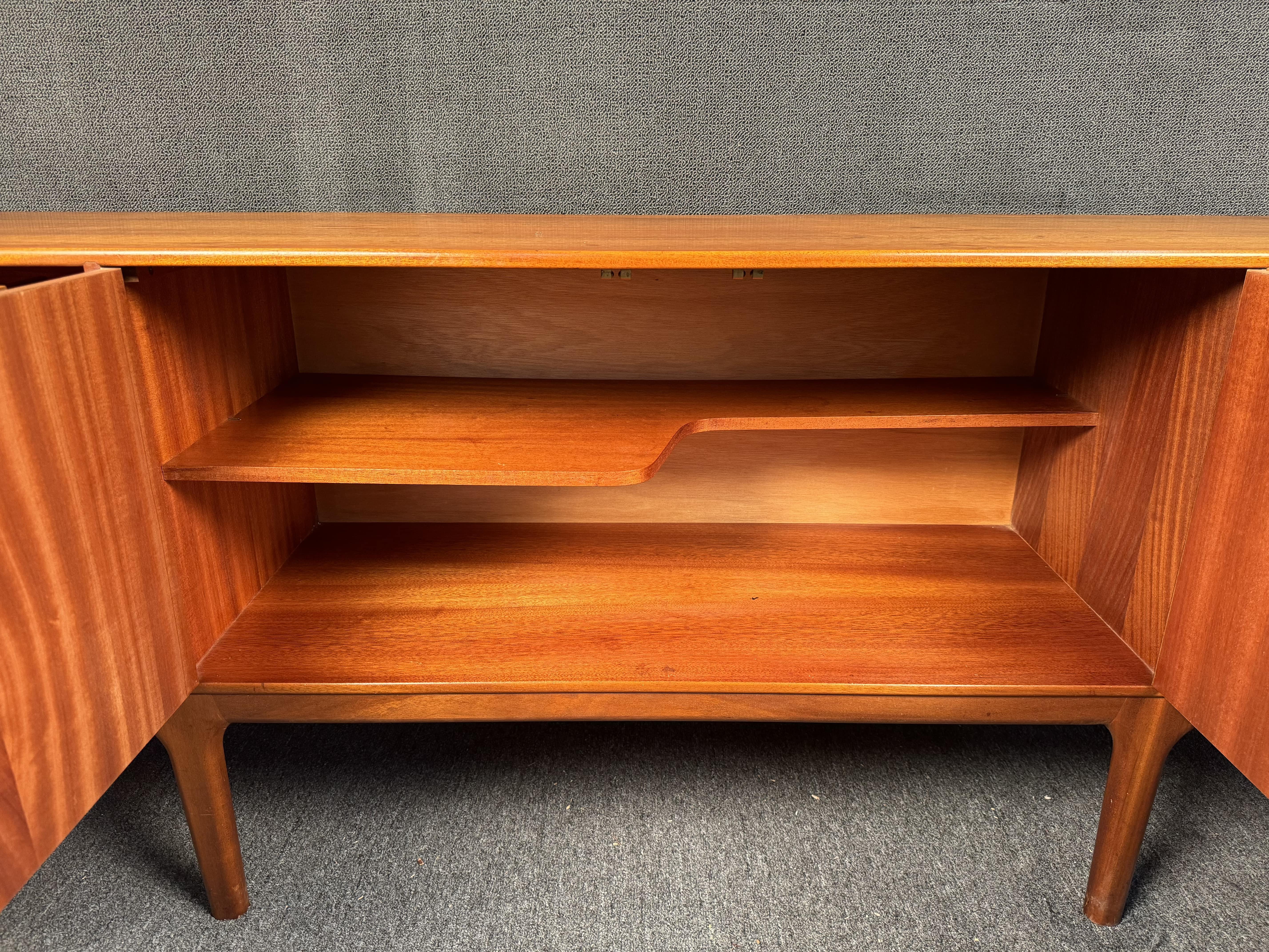 Credenza in teak di metà secolo di Tom Robertson per McIntosh in vendita 4