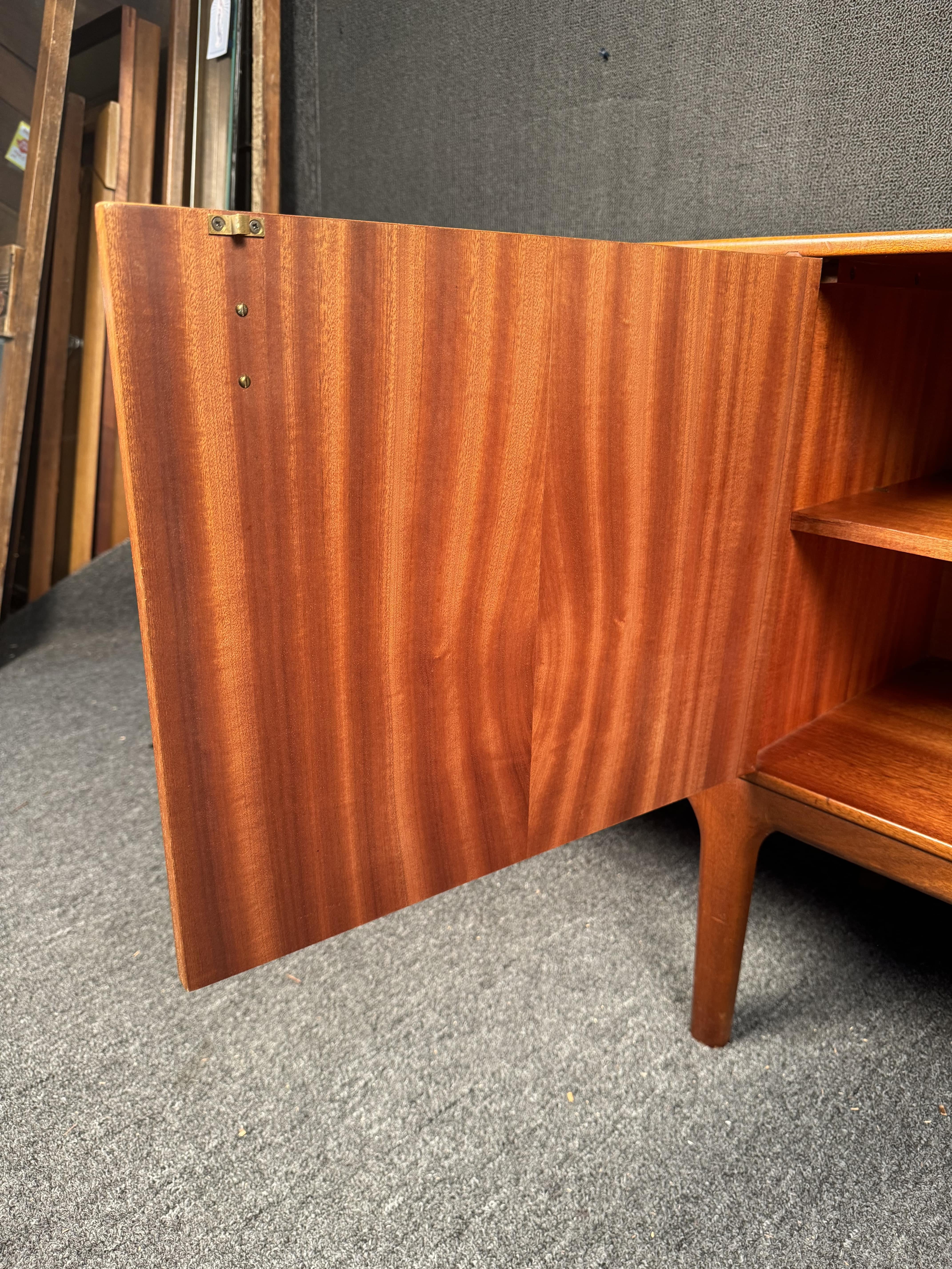 Credenza in teak di metà secolo di Tom Robertson per McIntosh in vendita 5