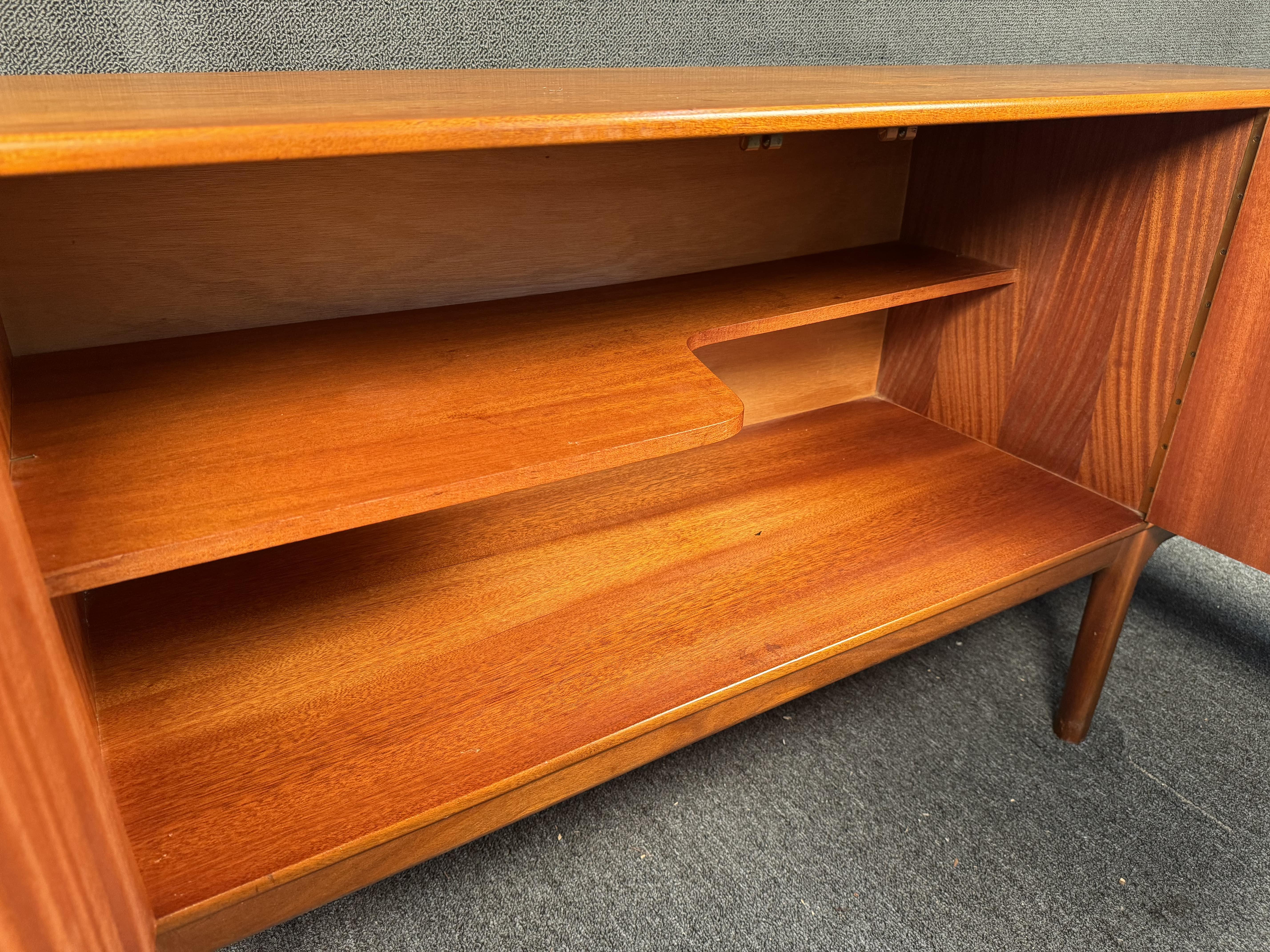Credenza in teak di metà secolo di Tom Robertson per McIntosh in vendita 6