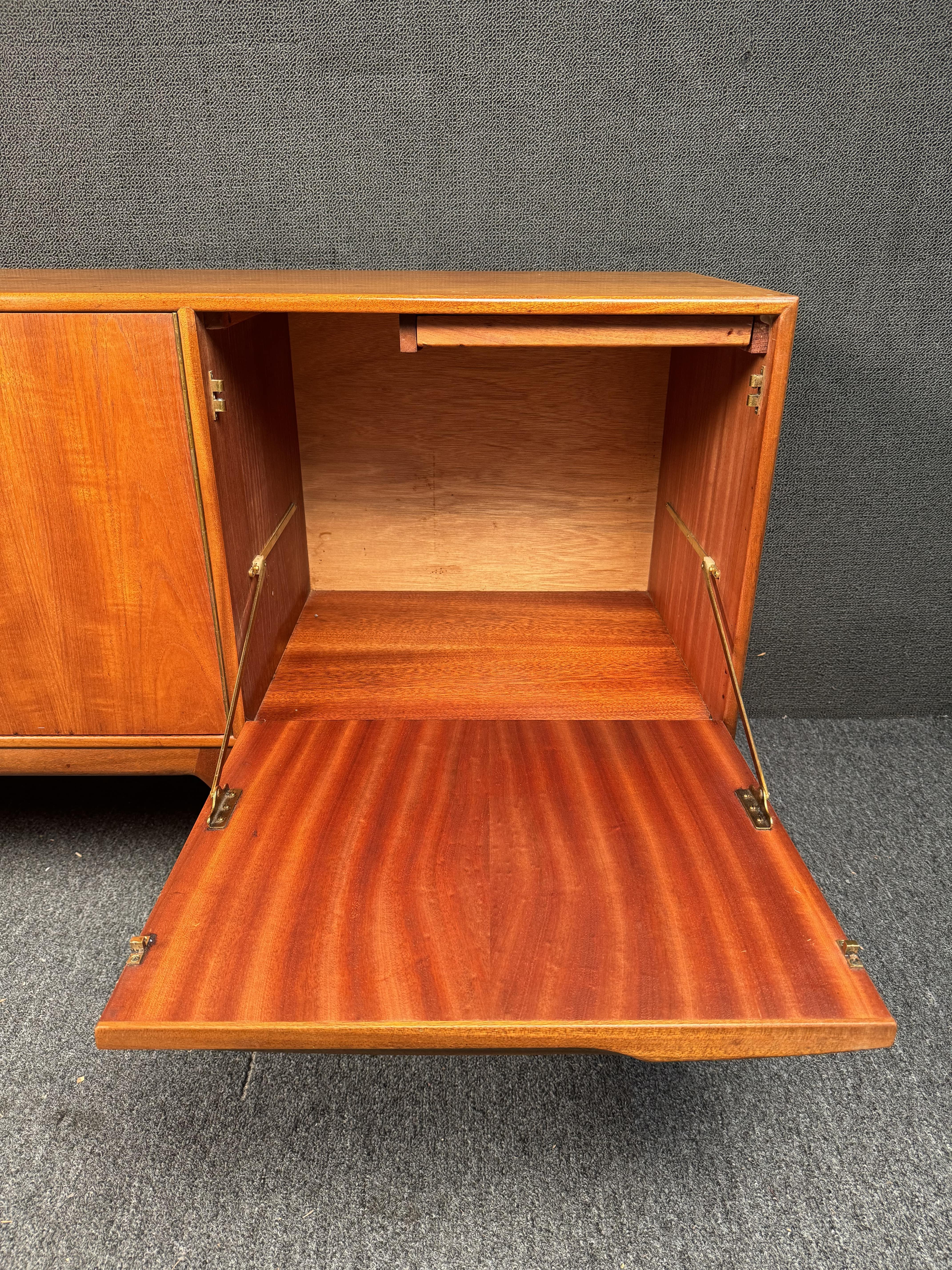 Credenza in teak di metà secolo di Tom Robertson per McIntosh in vendita 7