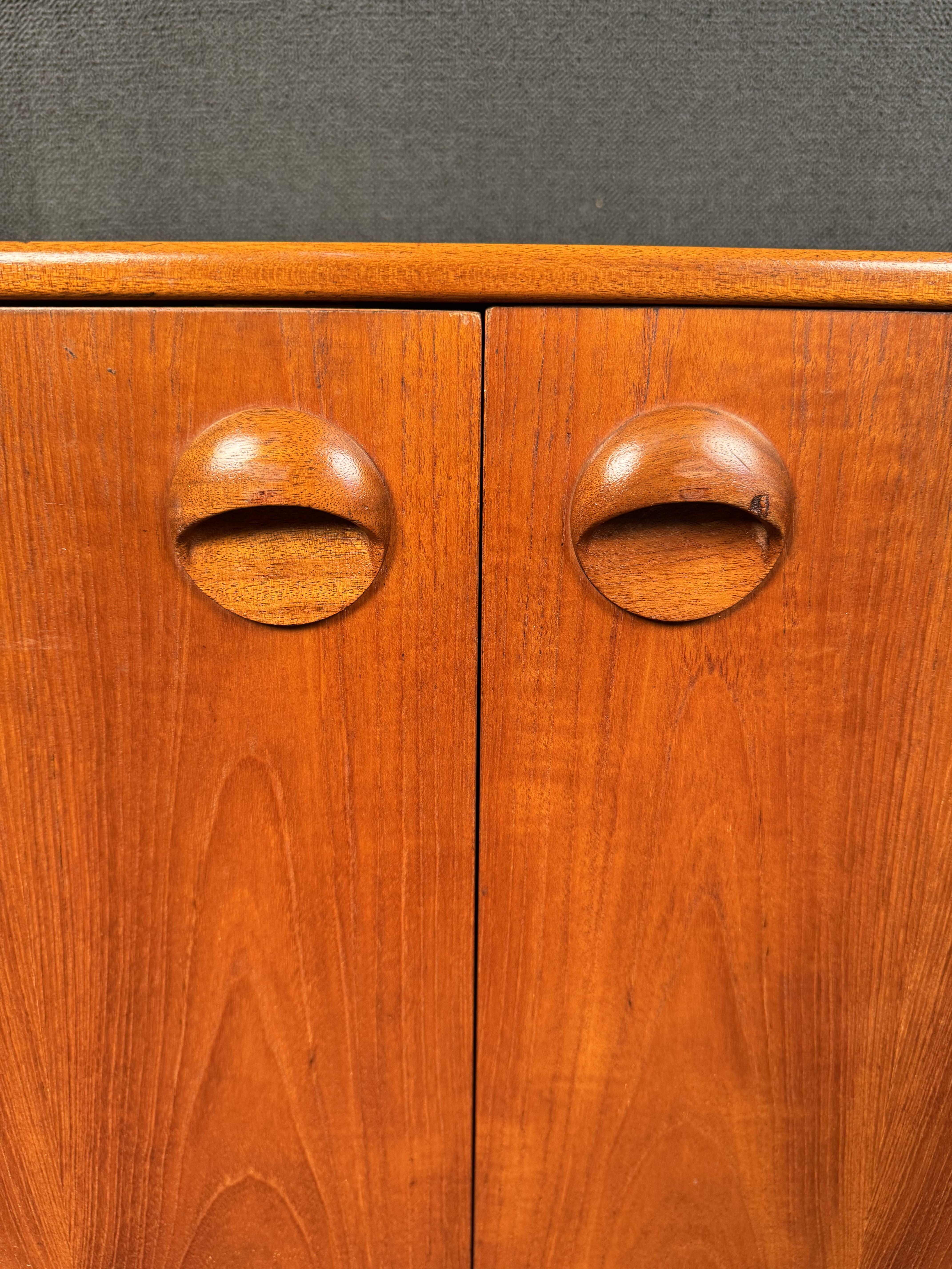 Credenza in teak di metà secolo di Tom Robertson per McIntosh in vendita 10