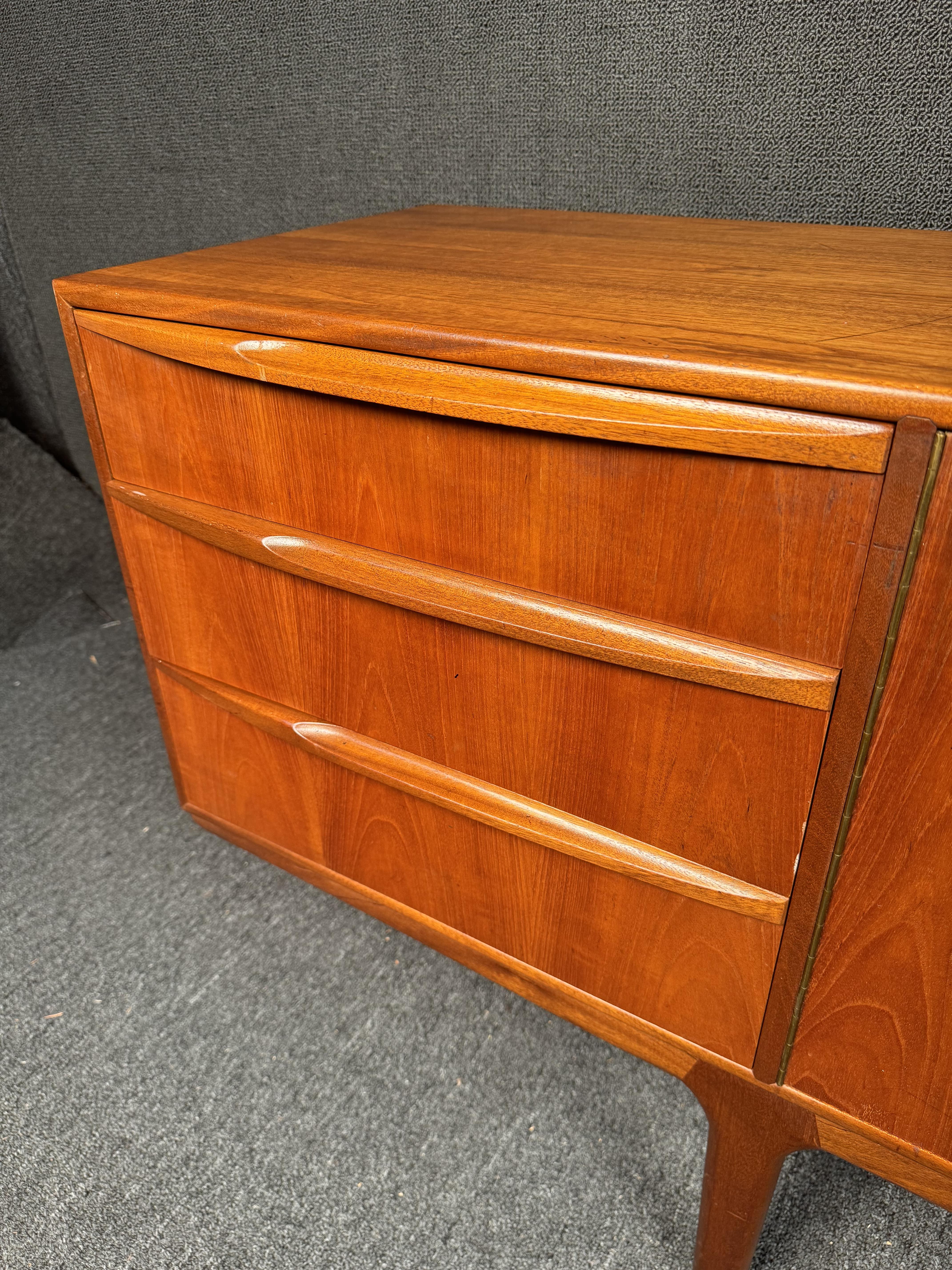 Credenza in teak di metà secolo di Tom Robertson per McIntosh in vendita 11