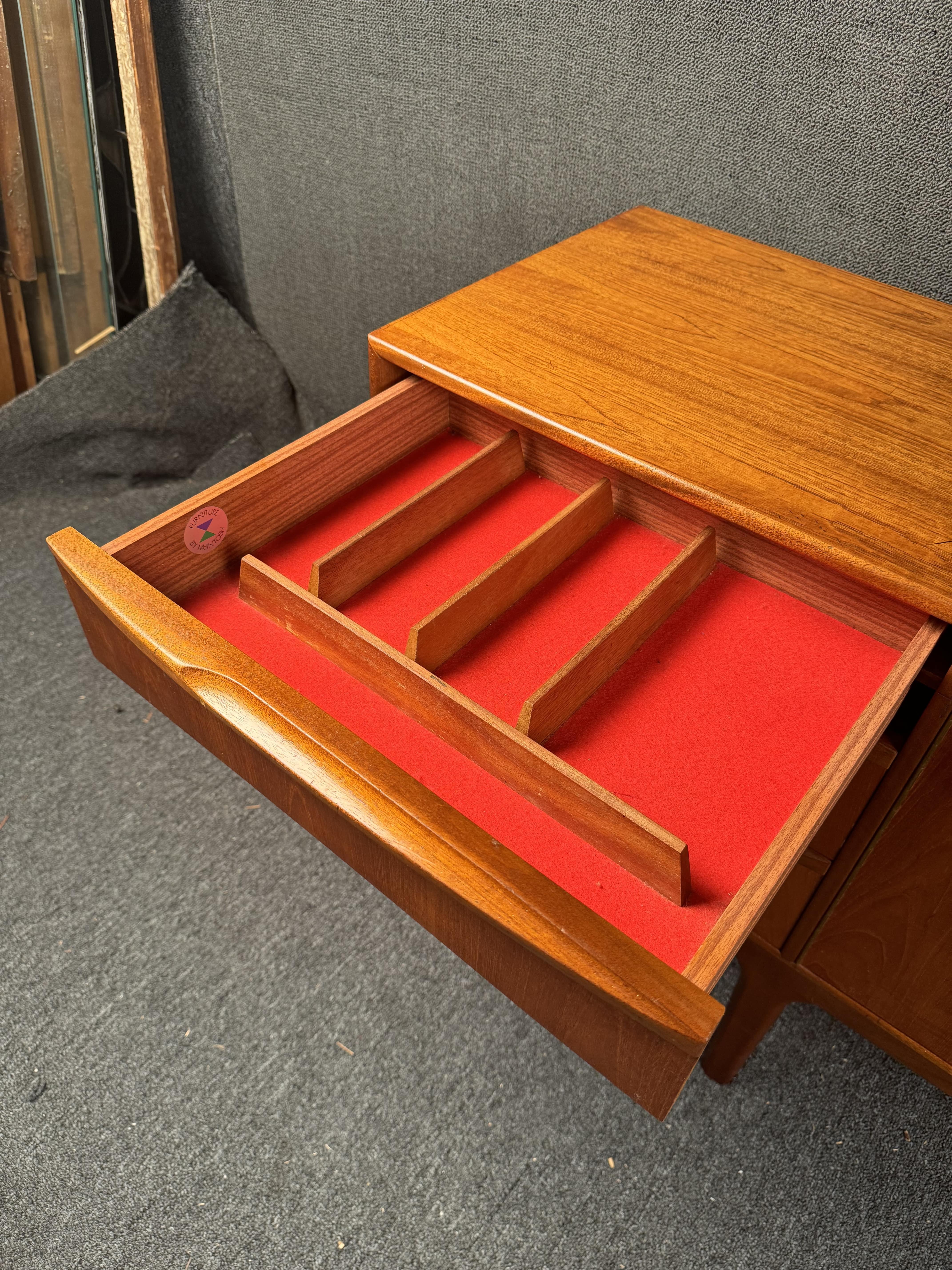 Credenza in teak di metà secolo di Tom Robertson per McIntosh in vendita 12