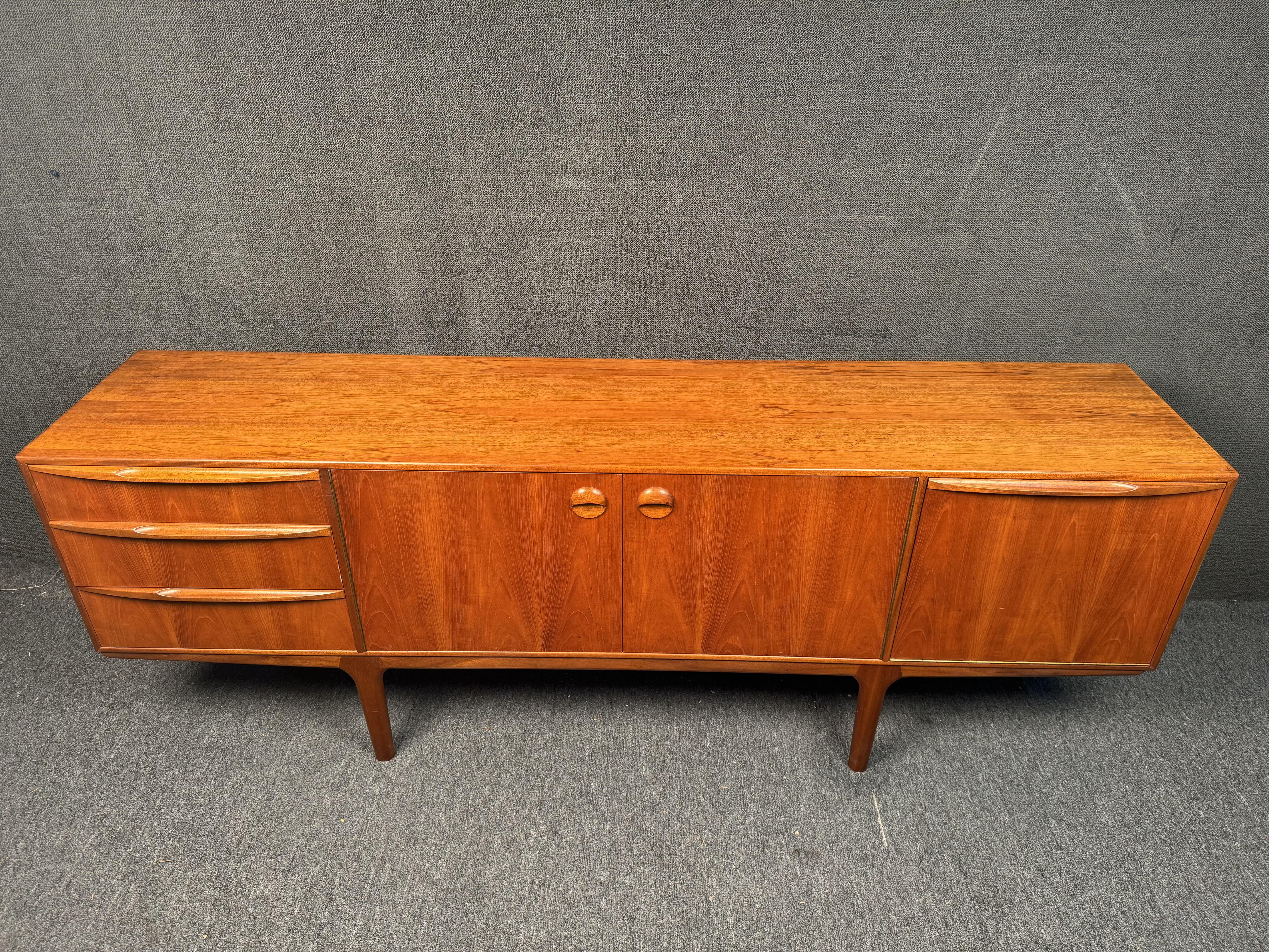 Mid-Century moderno Credenza in teak di metà secolo di Tom Robertson per McIntosh in vendita